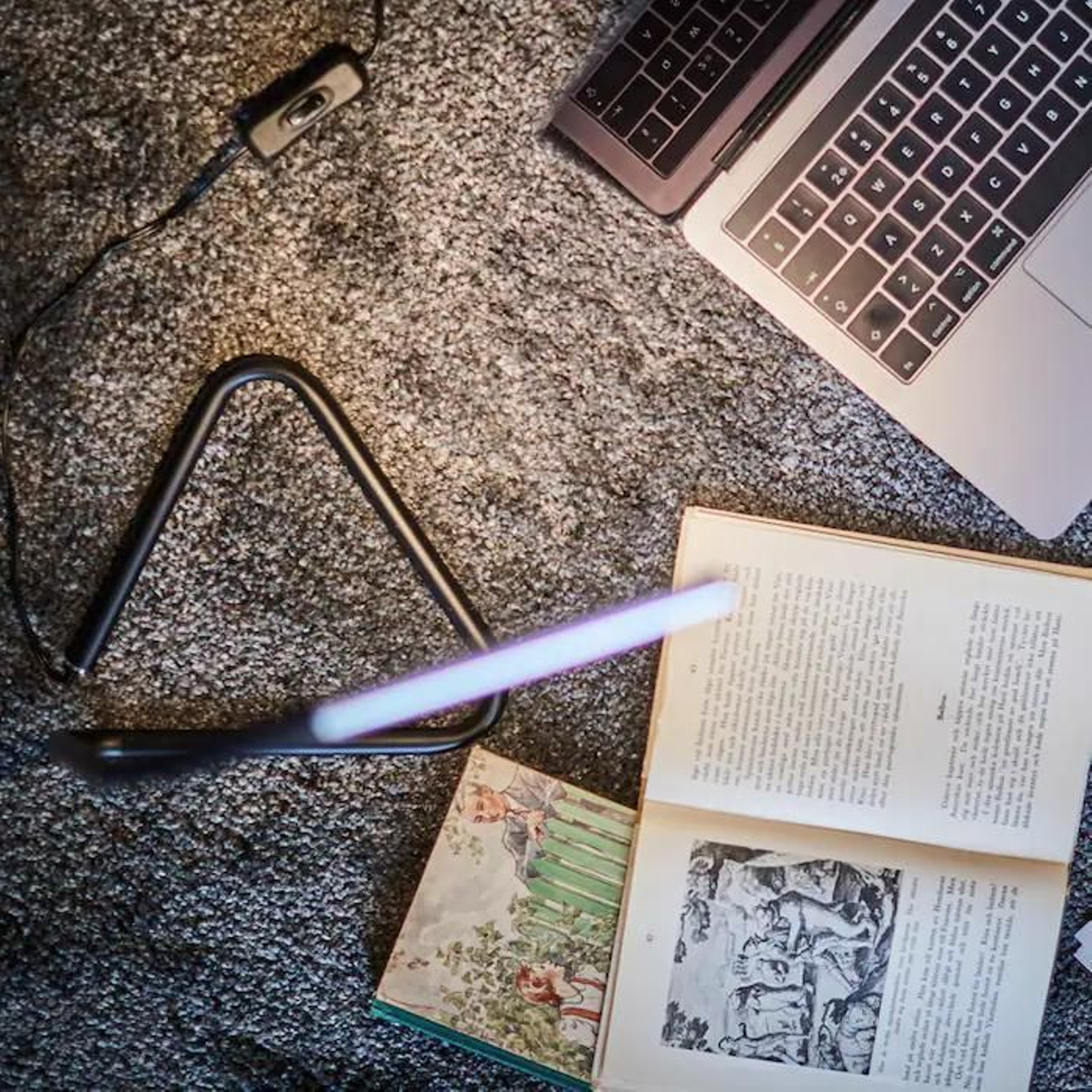 Luces portátiles para la iluminación del salón.