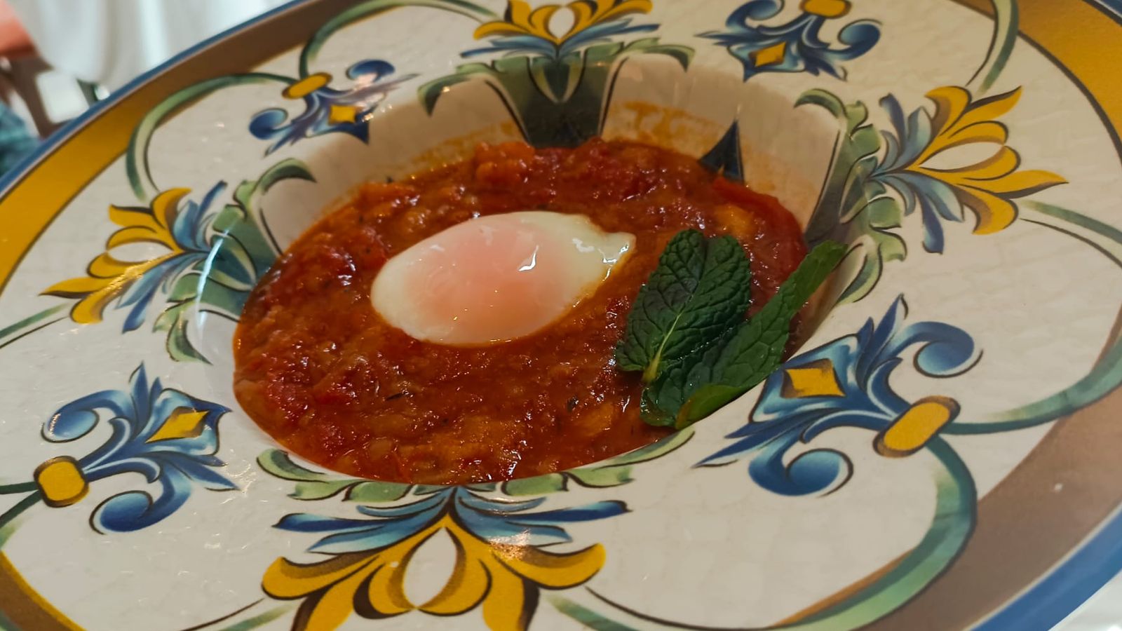 Sopa de tomate con langostino y huevo escalfado.