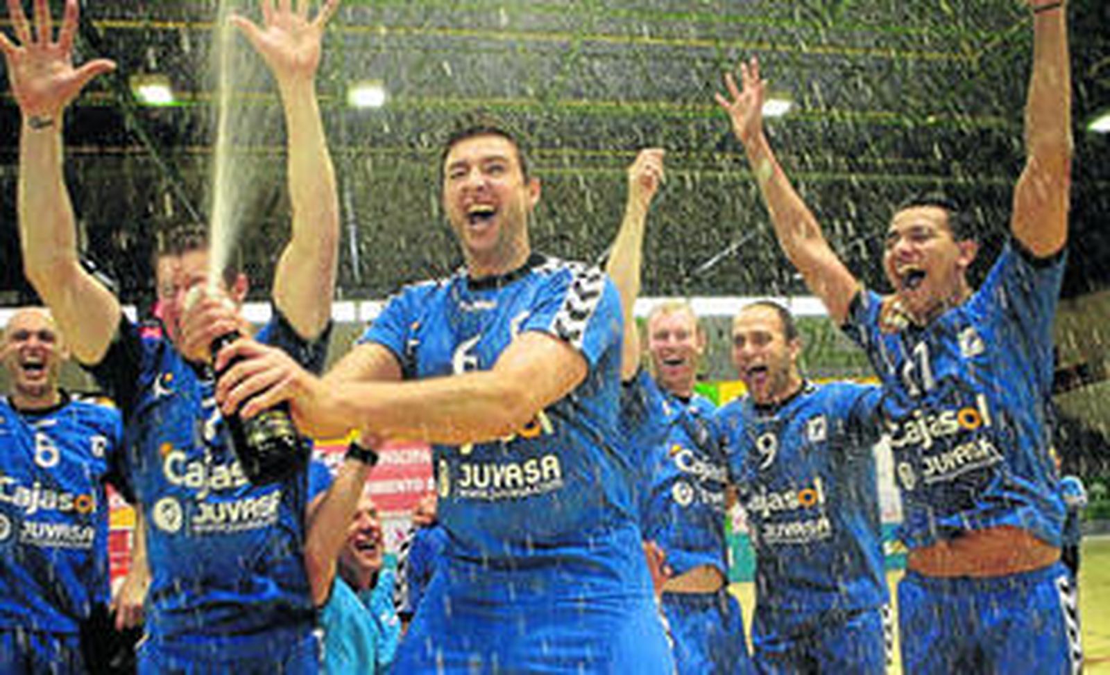 Miguel Garamendi rocía a sus compañeros de equipo para festejar el ascenso a la Superliga, conseguido ayer en Los Montecillos.