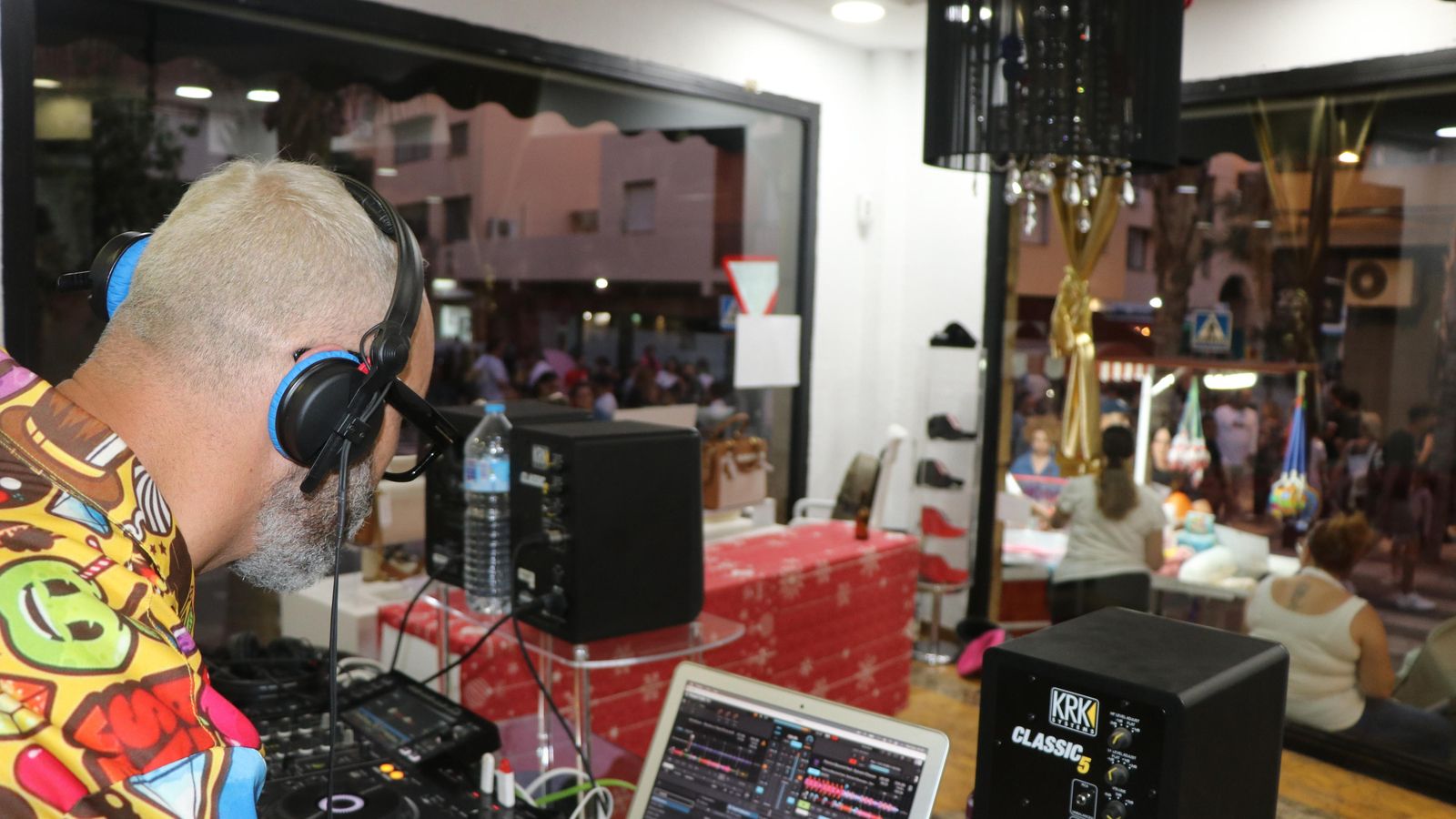 Un dj en el interior de un comercio.