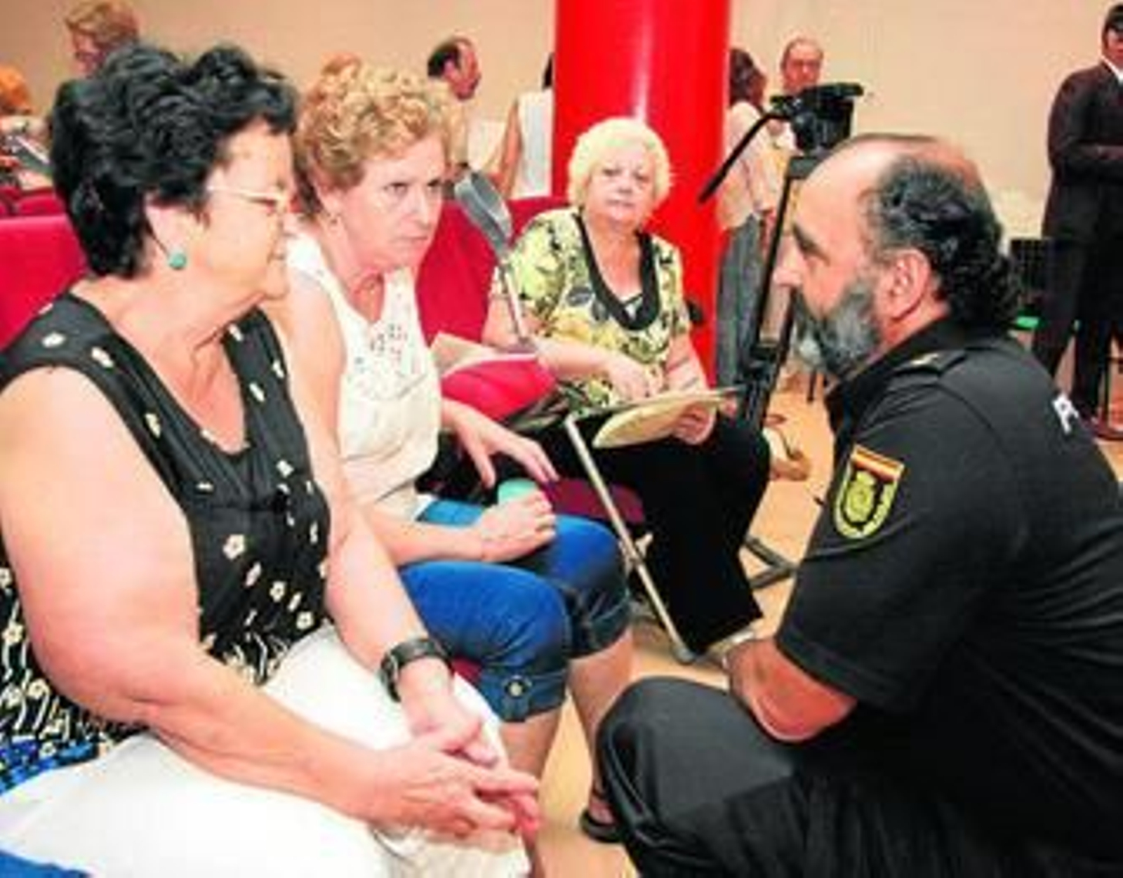 El ex inspector jefe del SAF, E.F., atendiendo a las víctimas de los robos de bebés en la Gota de Leche.