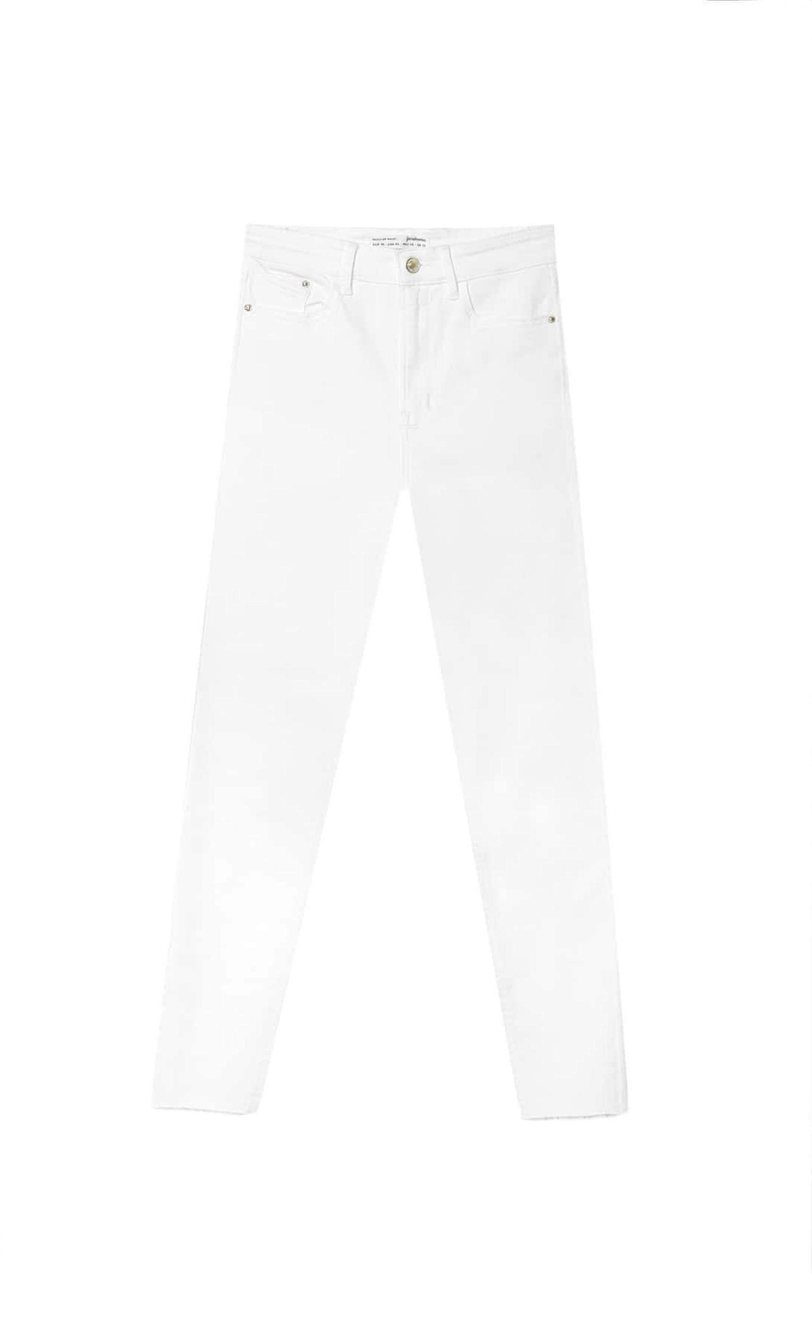 Los vaqueros blancos de Stradivarius.