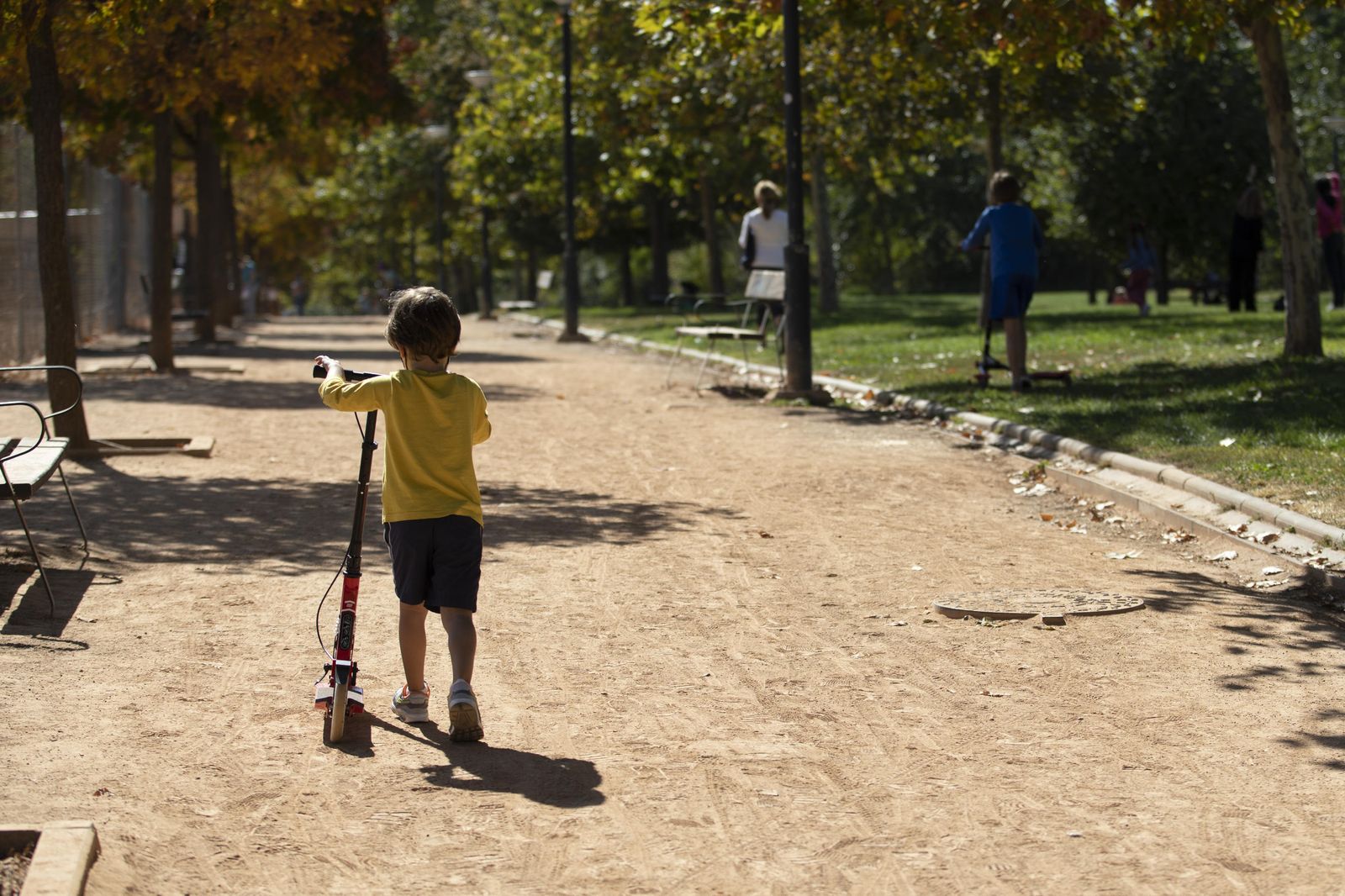 Fotos de cafeterías, parques y la 'Marcha Verde' vacía en el domingo de Granada