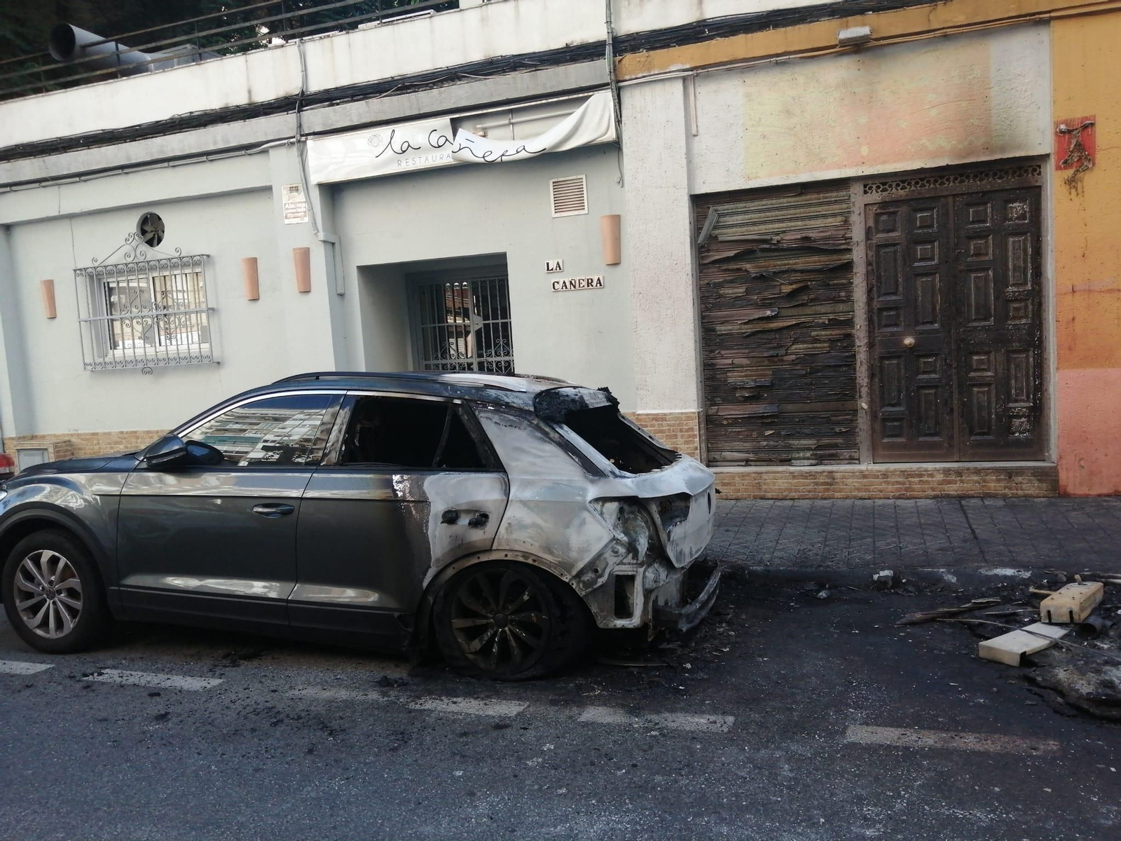 El coche afectado por el incendio del contenedor en Los Remedios.