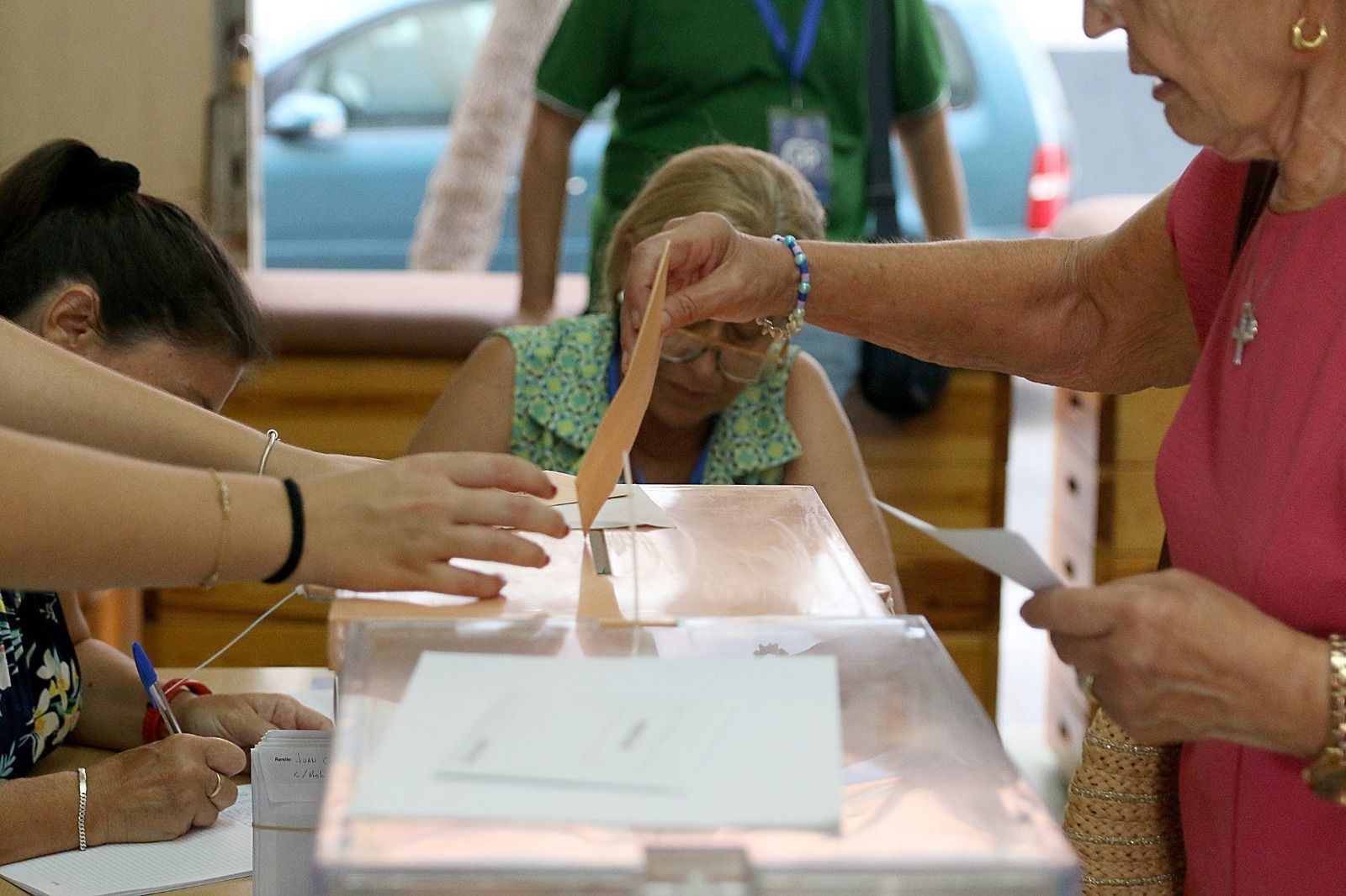 Votación en una mesa electoral.