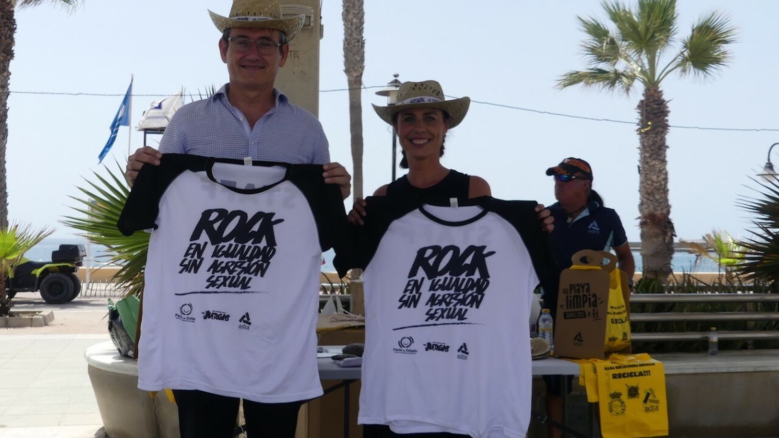 El alcalde, Manuel Cortés, y la concejal, Elisa Fernández, con las camisetas reivindicativas.