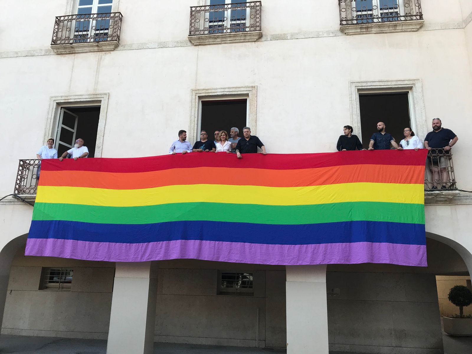 La bandera ya cuelga de la fachada del Ayuntamiento de Almería.