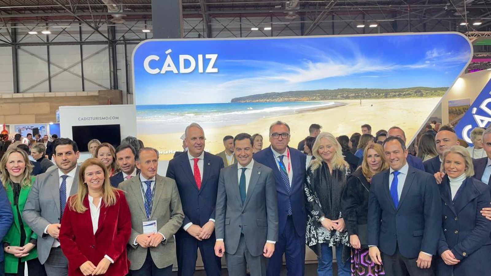 Varias autoridades en el estand de Cádiz.