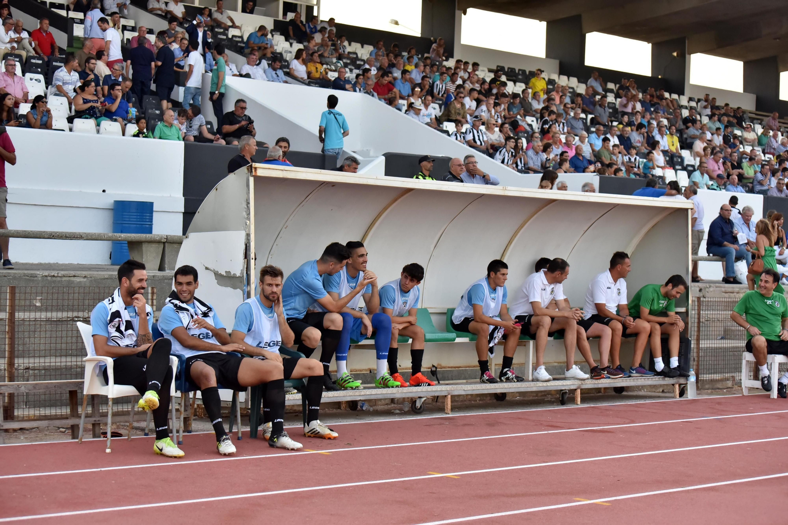 Rafa Navarro (tercero por la izquierda), en el banquillo durante un partido en el Municipal