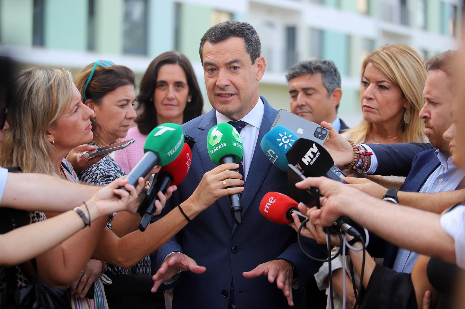 Imágenes de la visita de Juanma Moreno a la promoción de viviendas "Pescadería" en Huelva