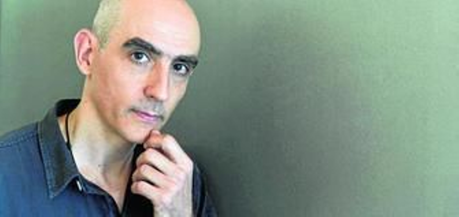 El dramaturgo y director Alfredo Sanzol (Pamplona, 1972), fotografiado ayer en el Central, un teatro al que regresa y en el que cuenta ya con un público devoto.