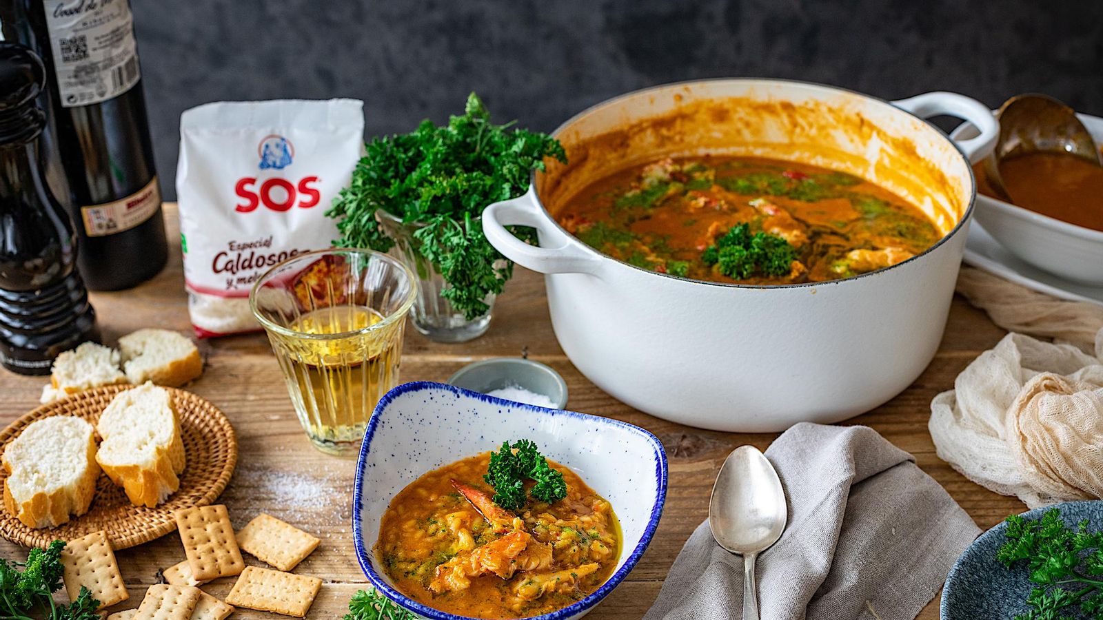 Perol tradicional con arroz con bogavantes.