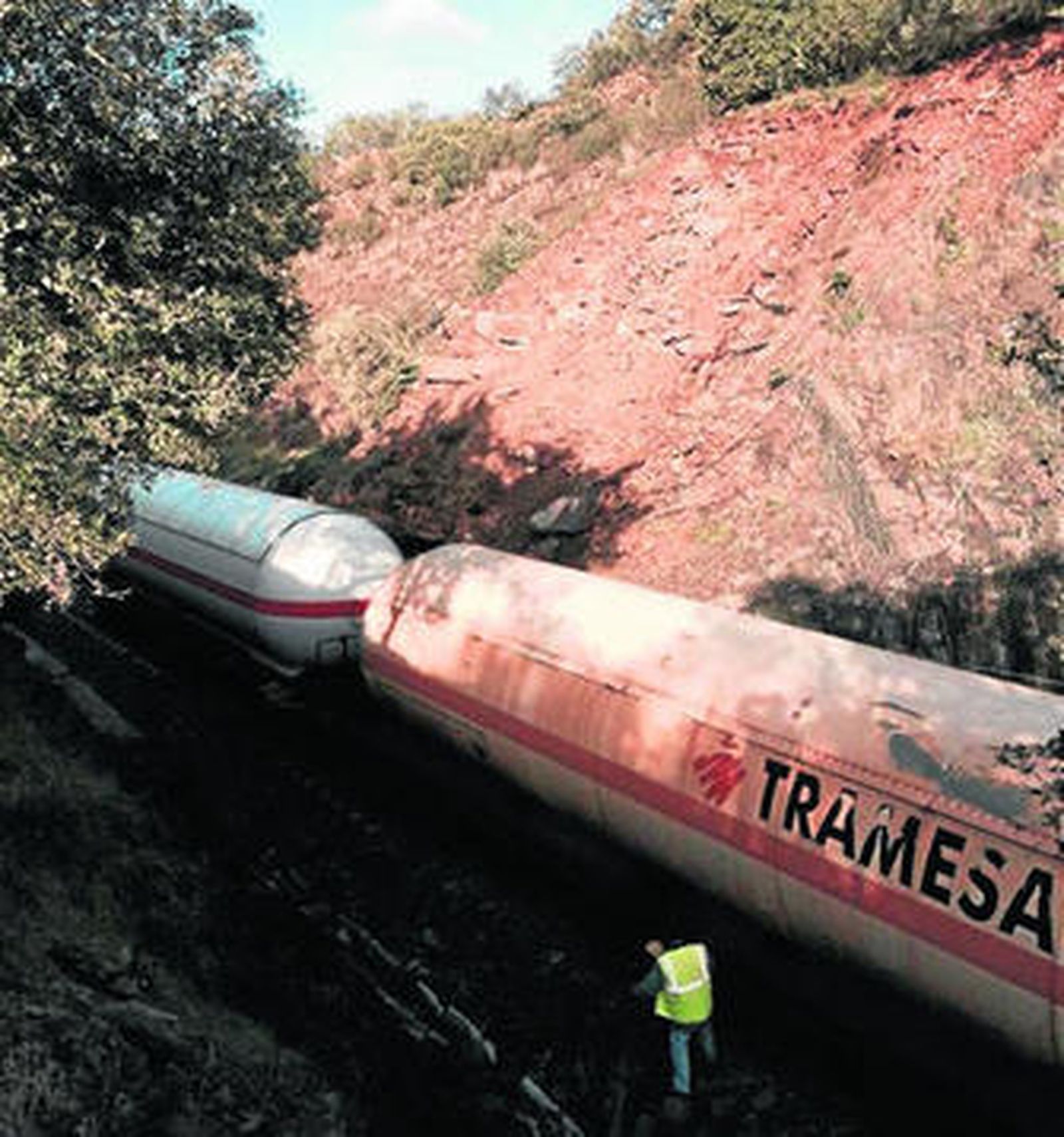 Cisteras del tren de mercancías siniestrado horas antes del inicio del trasvase del amoníaco.