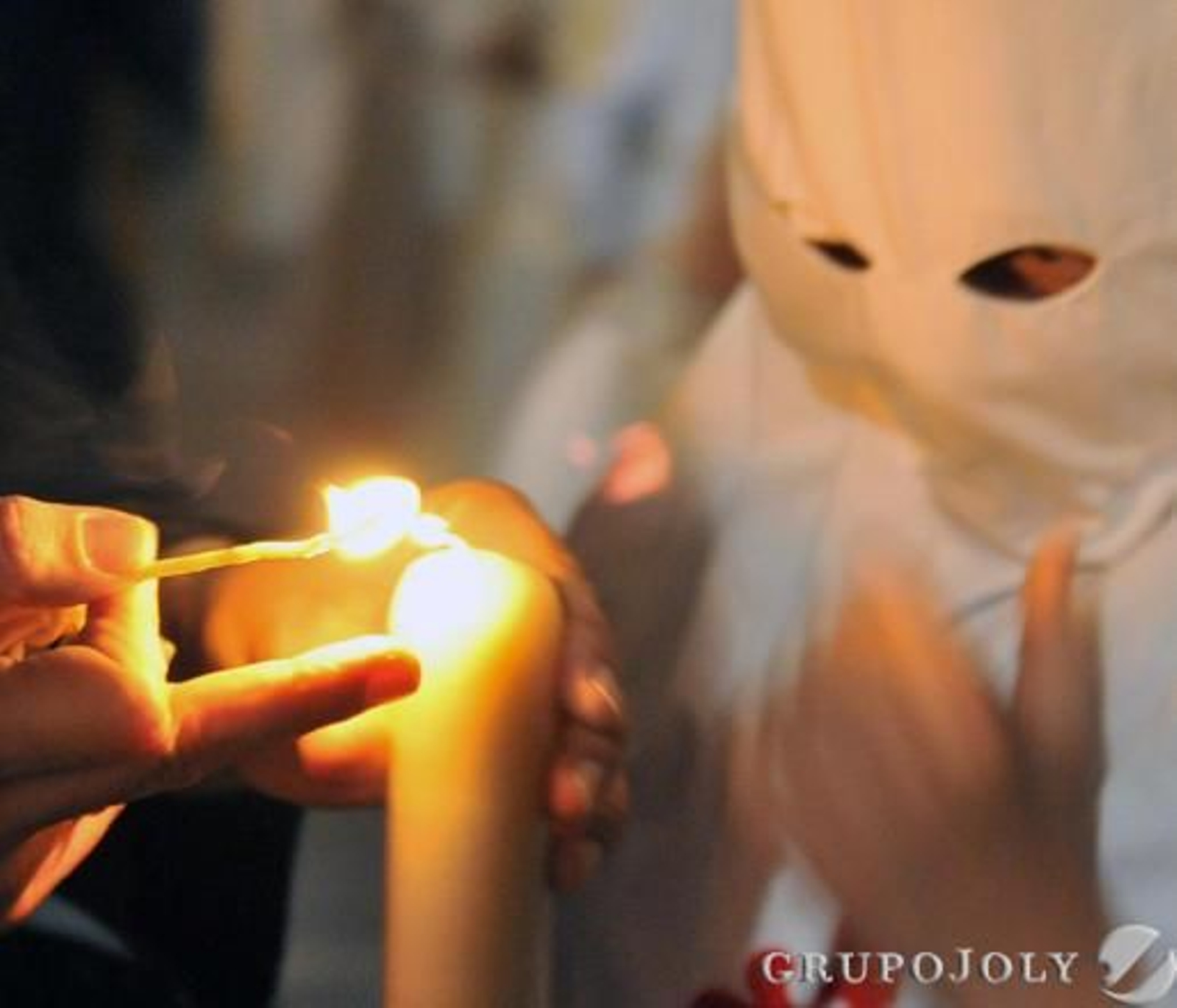Enciende el cirio a un nazareno de la Borriquita.

Foto: Juan Carlos Vazquez