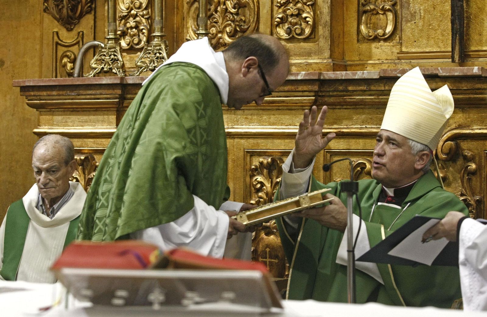 Carlos Pérez, junto al obispo de Cádiz, Rafael Zornoza.