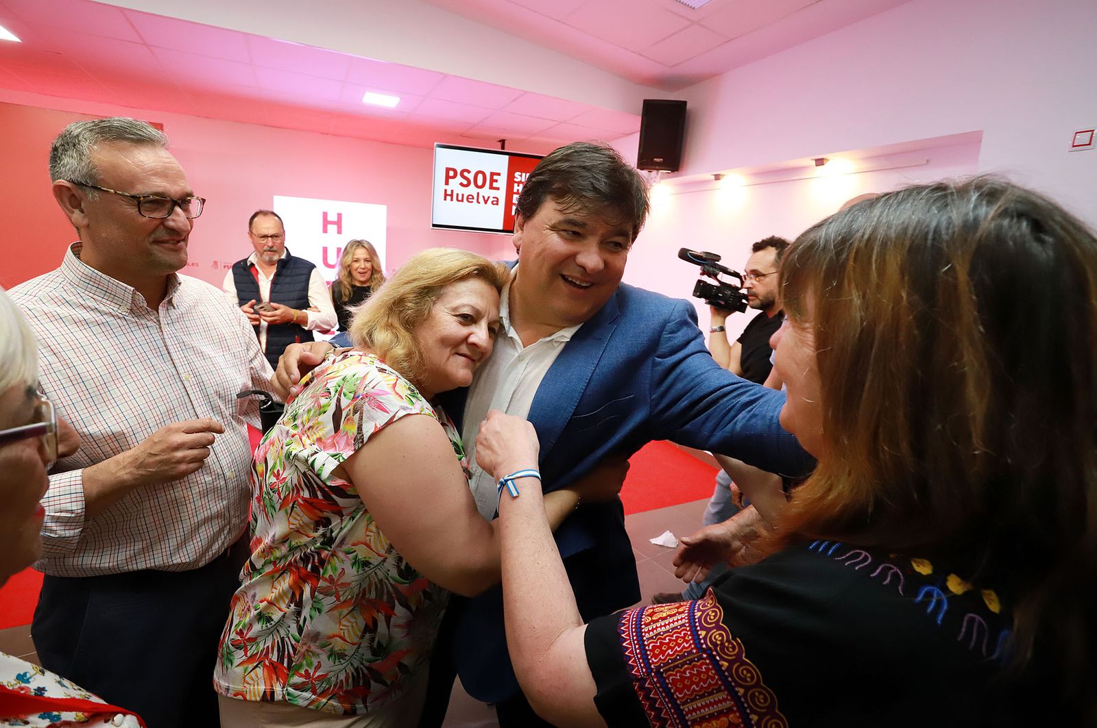 Varios seguidores socialistas felicitan a Gabriel Cruz tras su triunfo en las elecciones municipales de mayo pasado en las que logró la Alcaldía de la capital con mayoría absoluta.