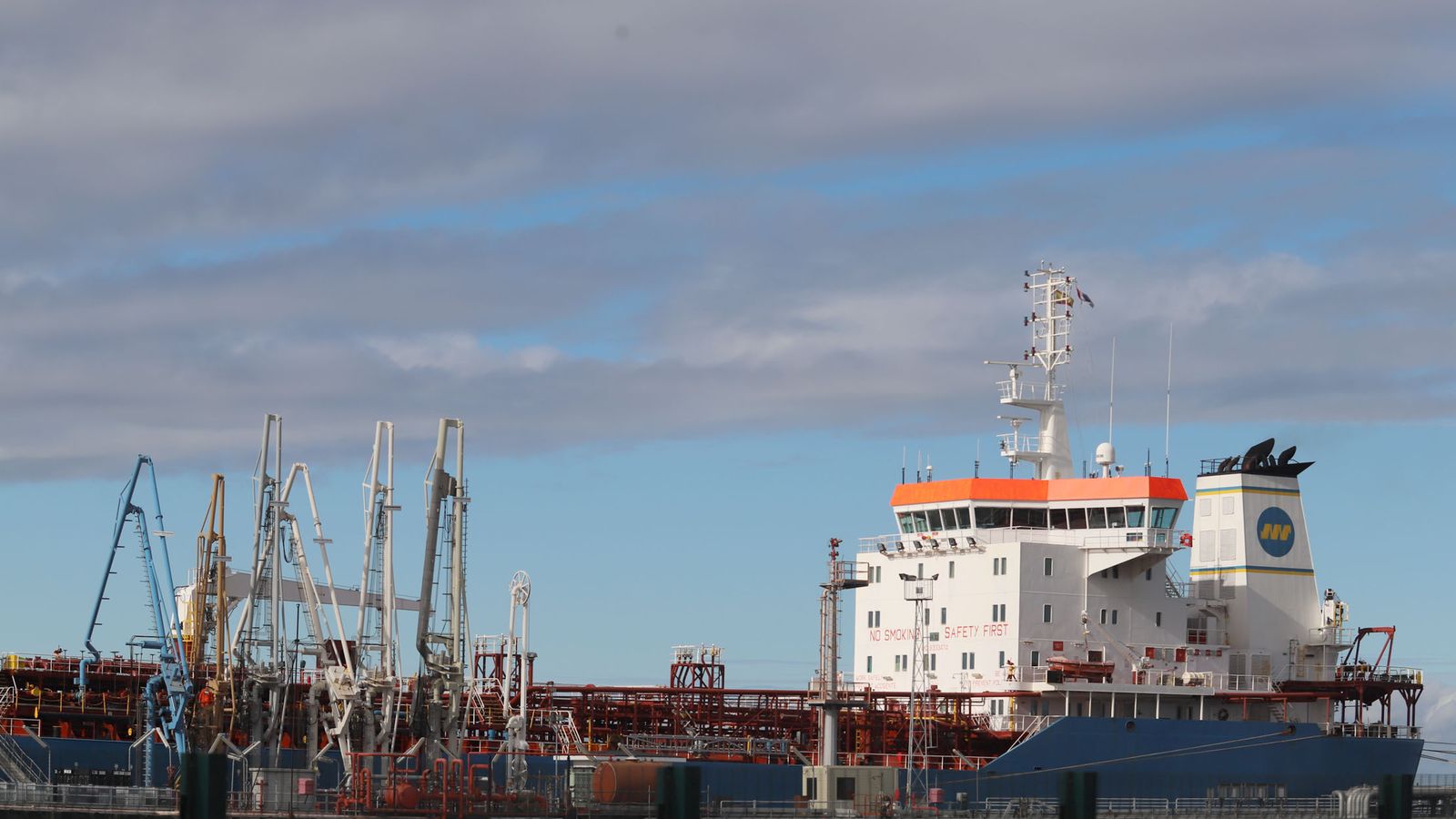Un buque en el muelle de graneles líquidos en el Puerto Exterior de Huelva.