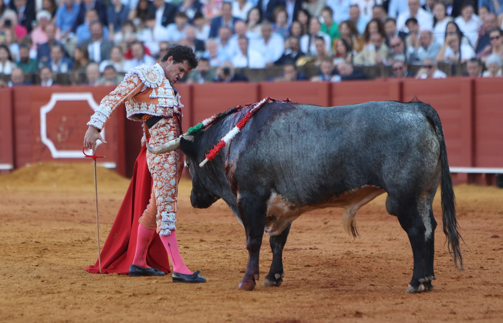 Daniel Luque se mete entre los pitones del quinto, ya con escaso gas, para seguir sacándole naturales que llevaron impresa su personalidad.