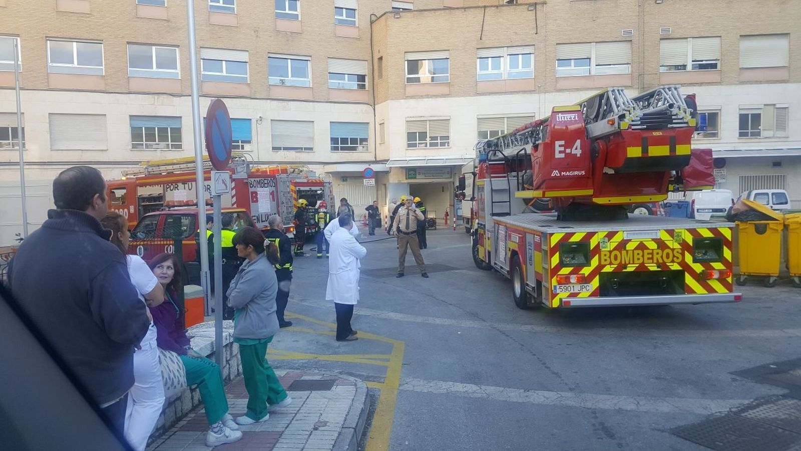 Imagen del momento en que los bomberos participaron en el control del siniestro.
