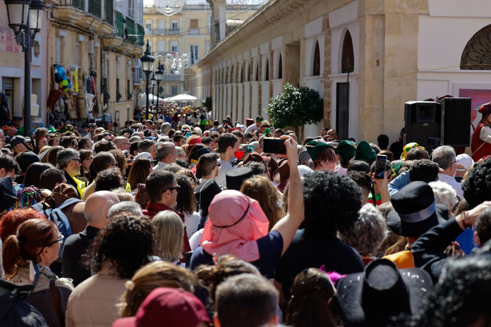 Así vive Cádiz su primer sábado de Carnaval: las imágenes de las batallas de copla y la fiesta en la calle