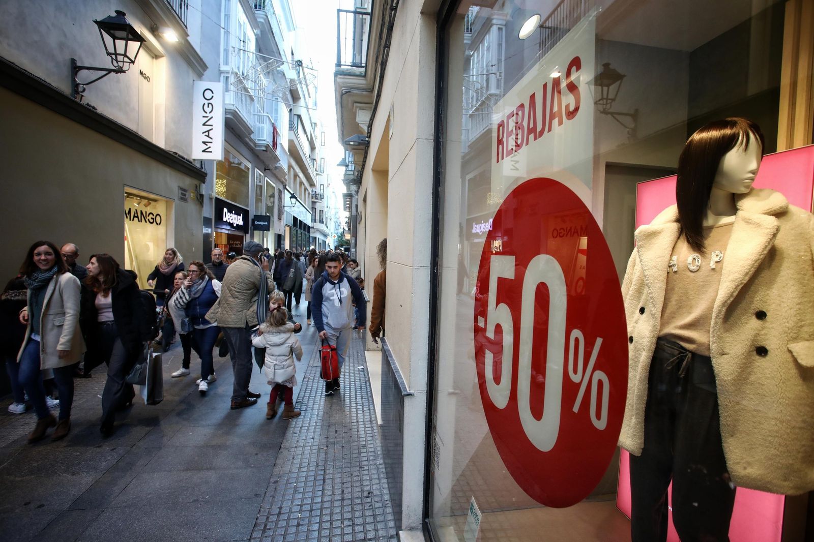 Un escaparate de la calle Columela.