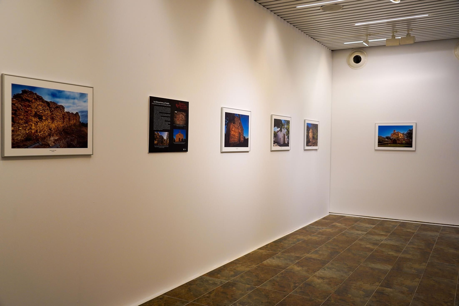 Imágenes de la inauguración de la exposición 'Ermitas de repoblación en la Sierra de Huelva' por La diputada de Cultura, Gracia Baquero, y el autor de la exposición, Jorge Garrido.