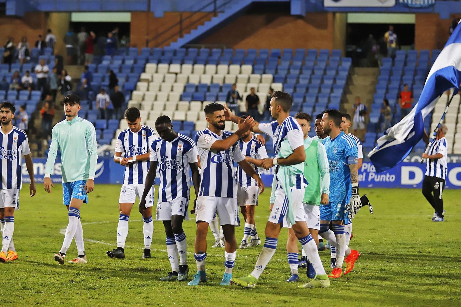 Los jugadores del Recre celebran la victoria frente al Yeclano.