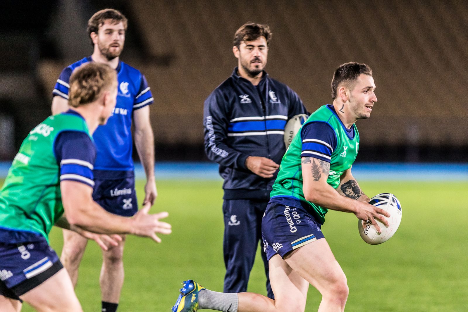 Clement Gasca avanza con el balón en un entrenamiento del Ciencias Enerside.