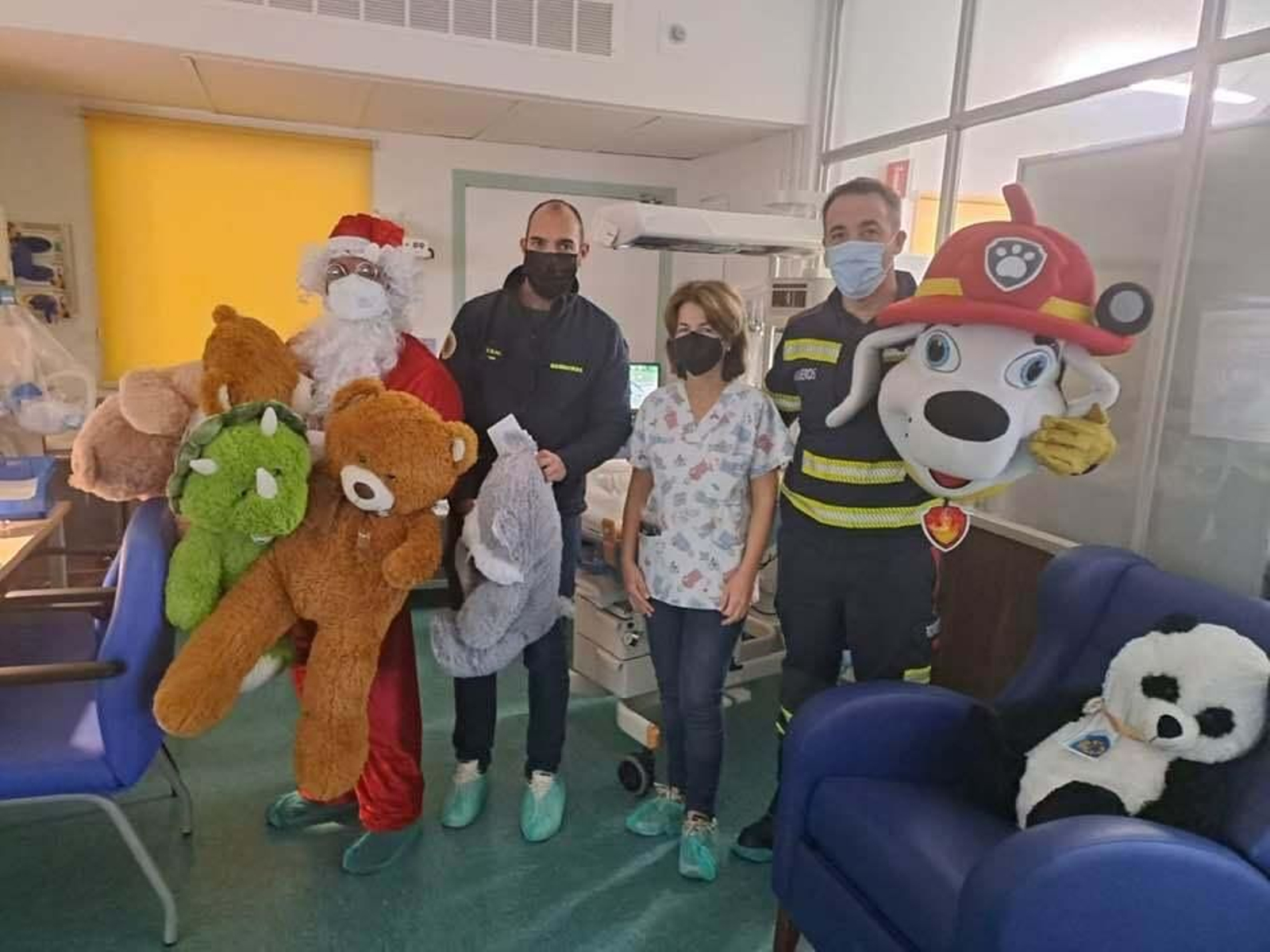 Emotiva visita de los bomberos de Jerez en Nochebuena el Hospital