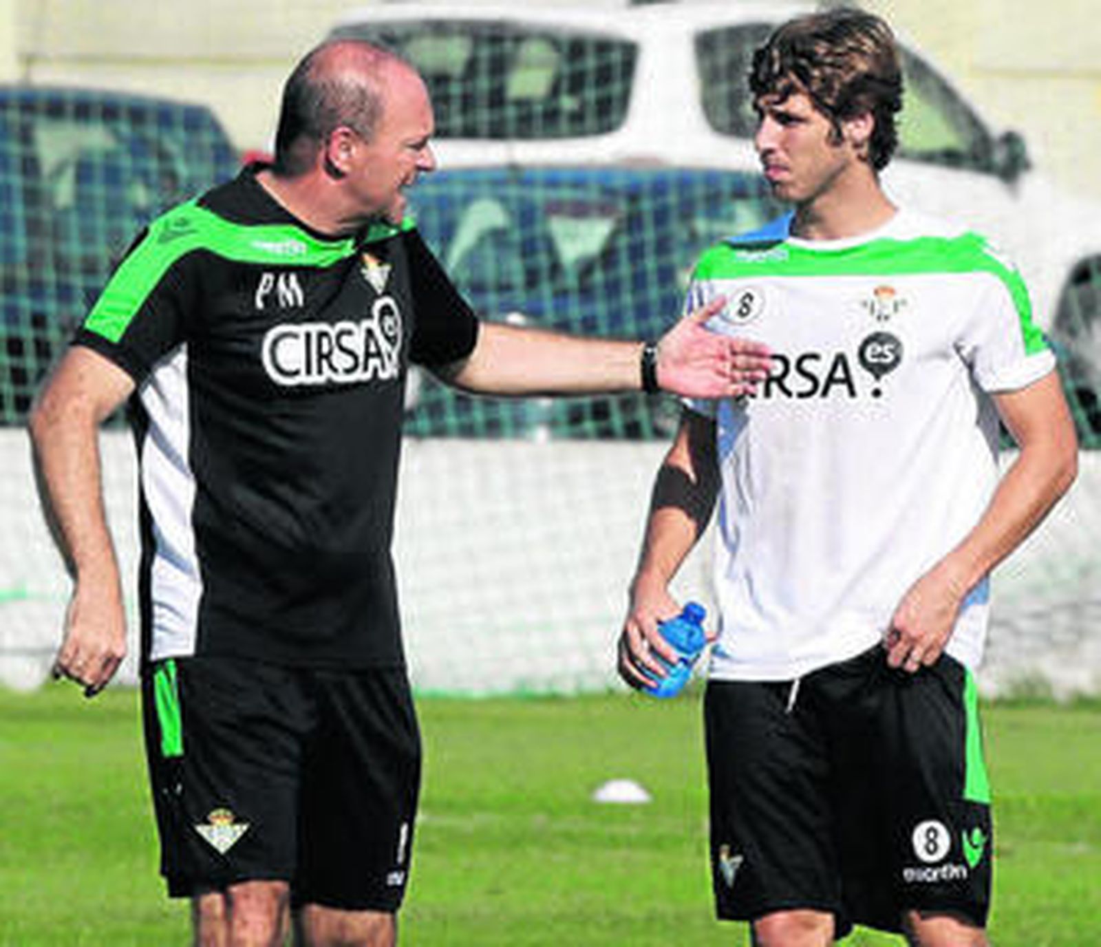 Mel dialoga con Rubén Pérez en la ciudad deportiva bética.