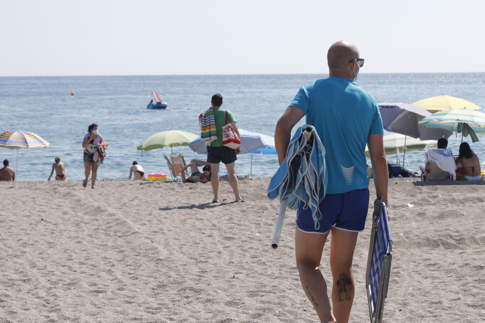 Así está siendo el primer día de mascarillas obligatorias en las playas de Granada