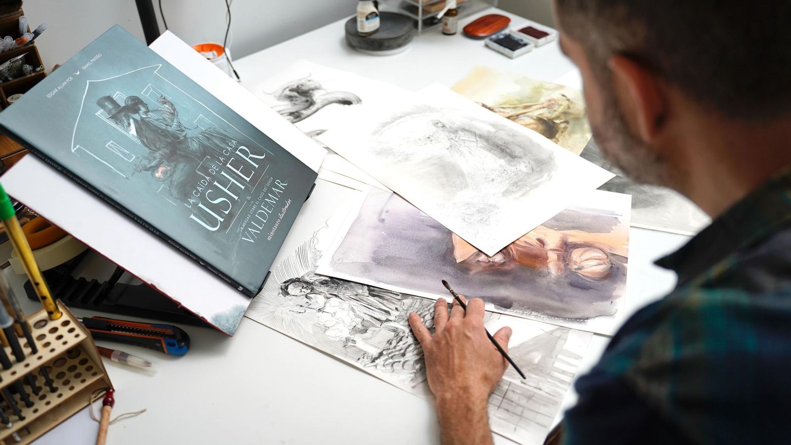 El ilustrador algecireño Ismael Pinteño en su mesa de trabajo