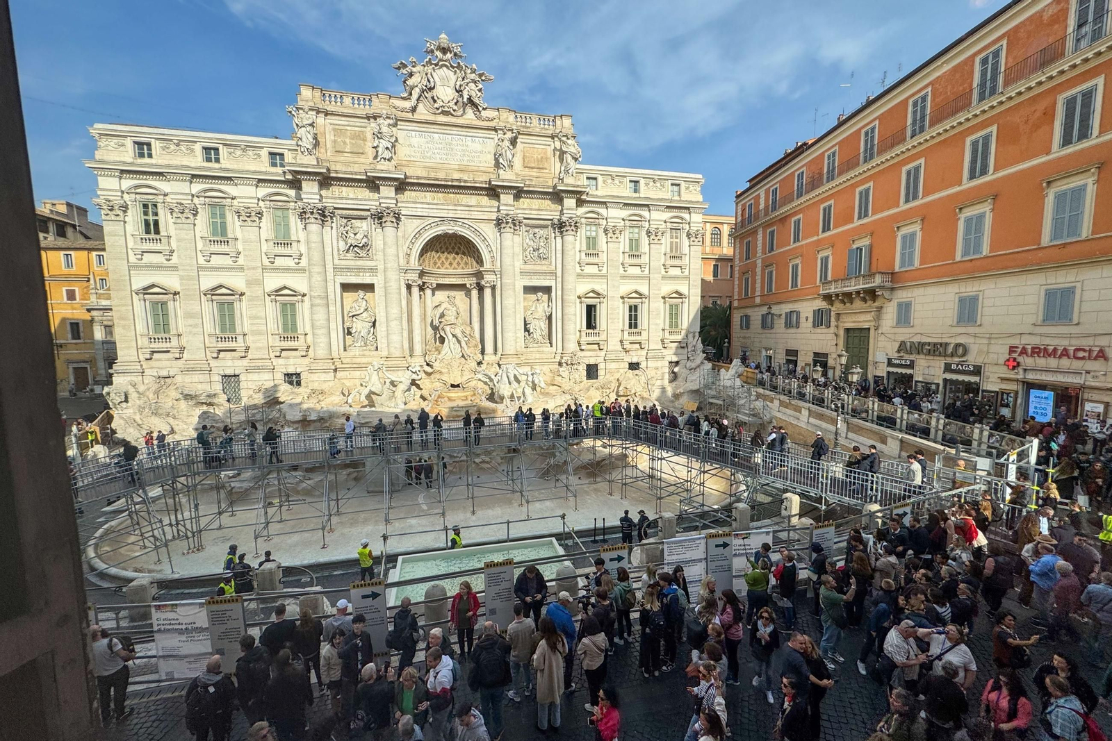 La Fontana de Trevi ya se puede observar de cerca gracias a una polémica pasarela