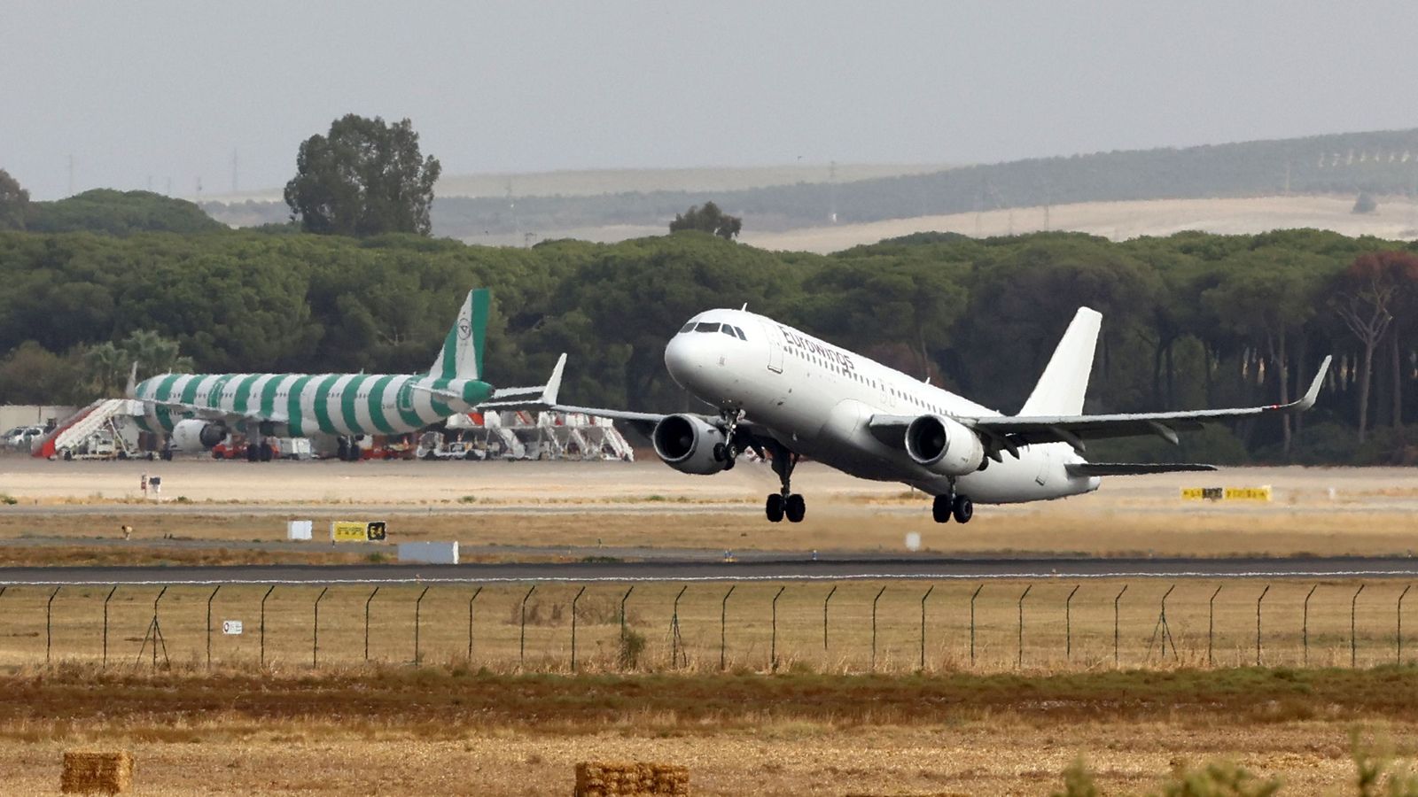 Un avión de Eurowings despegando del Aeropuerto de Jerez