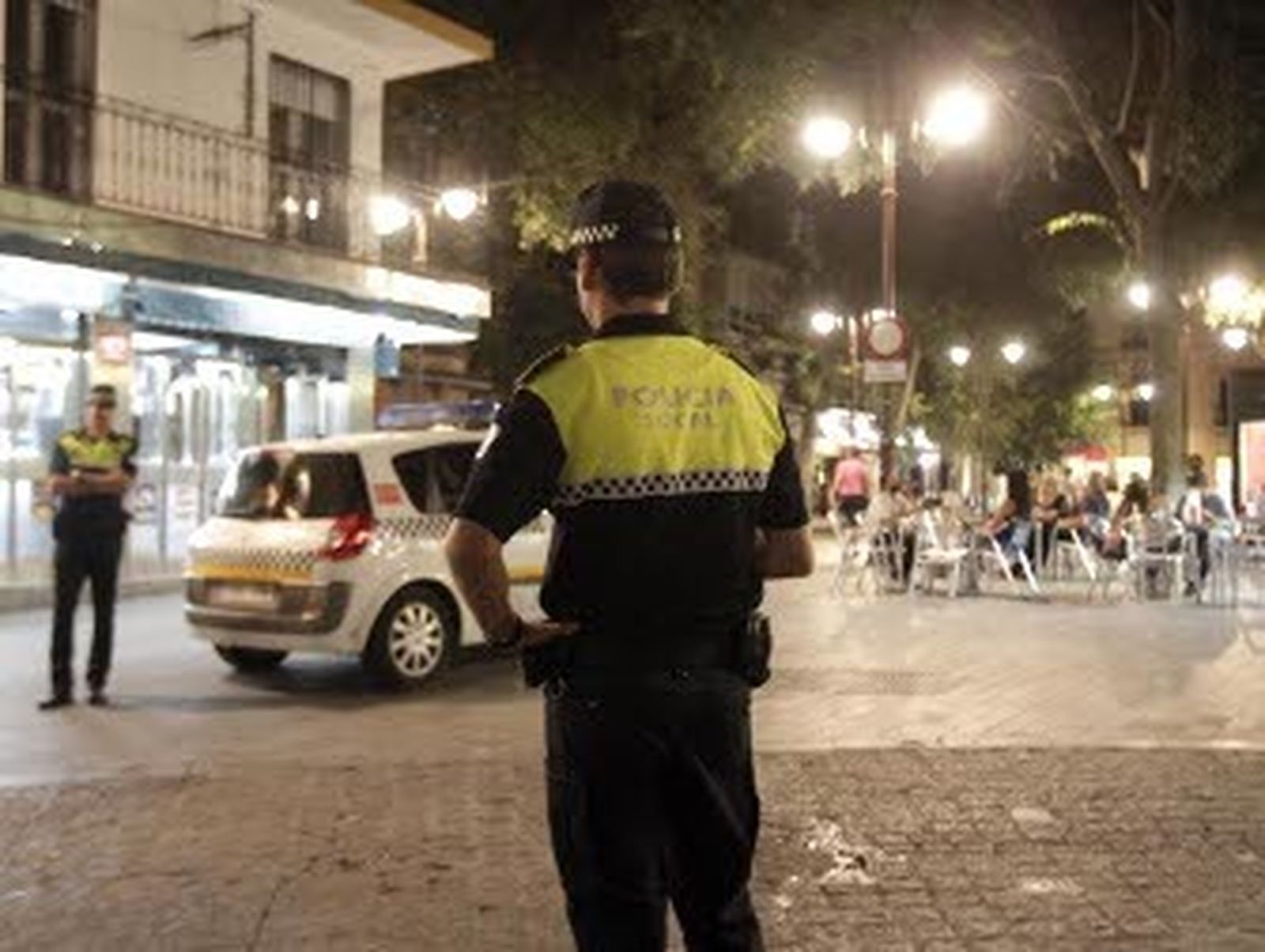 Vigilancia policial en la Alfalfa este mes tras las quejas de los vecinos por el resurgimiento del botellón. / Juan Carlos Muñoz