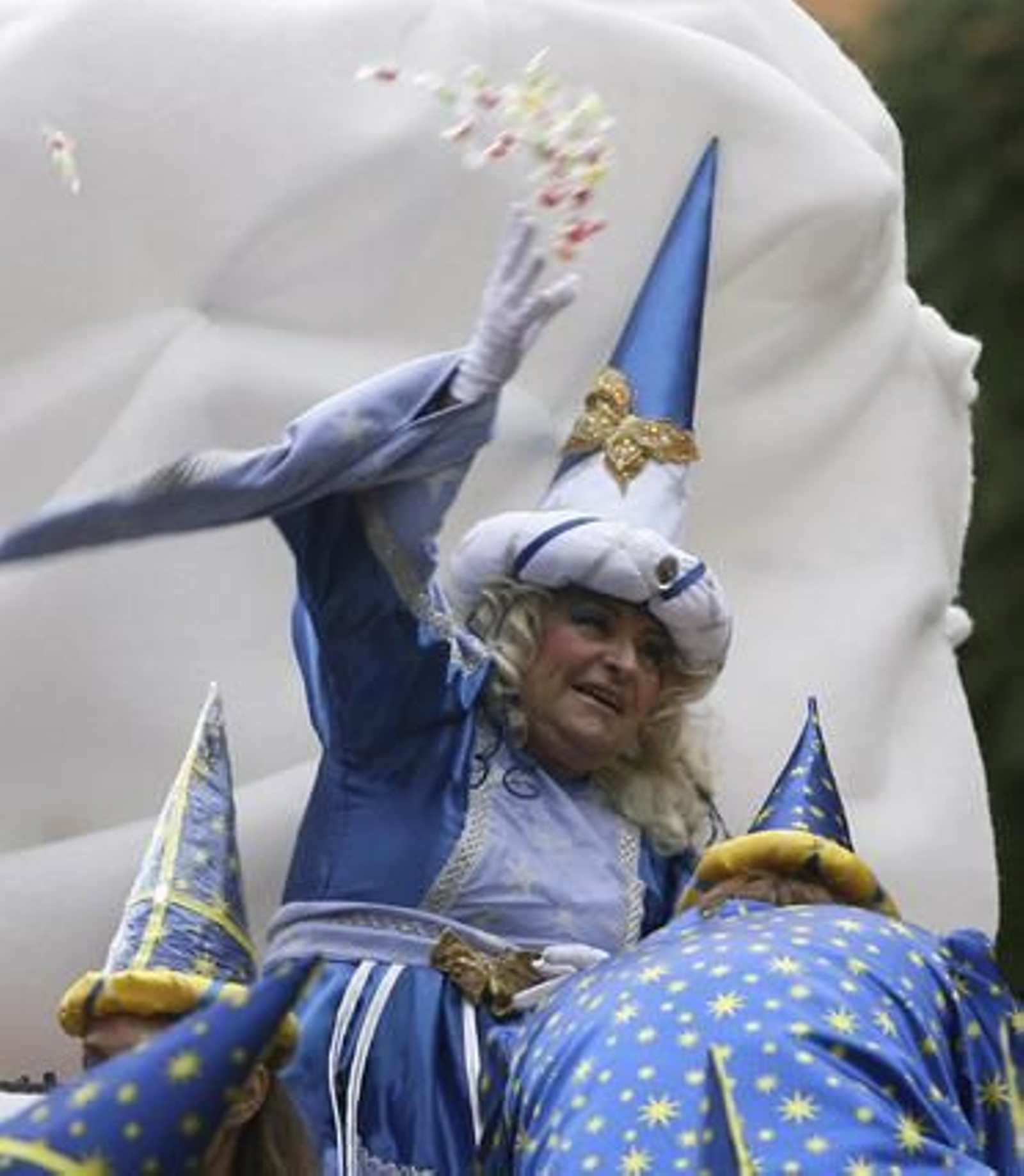 El Mago de la Fantasía, interpretado por Rosa Mar Prieto-Castro (delegada de Fiestas Mayores), durante el cortejo.

Foto: Antonio Pizarro