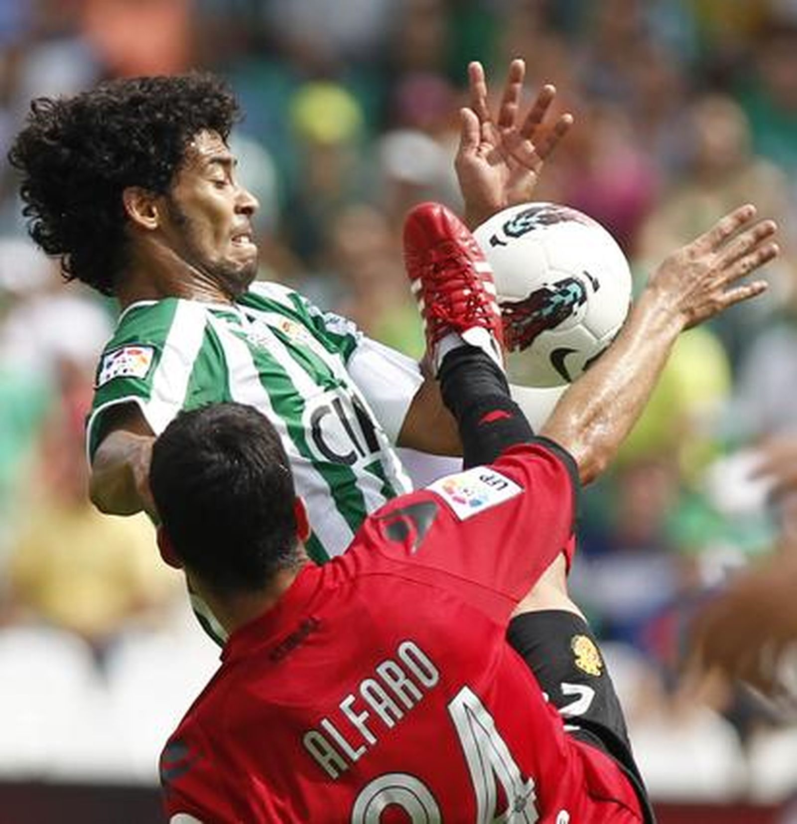El Betis gana el segundo partido de su regreso a Primera gracias a un gol de Rubén Castro (1-0). / Antonio Pizarro