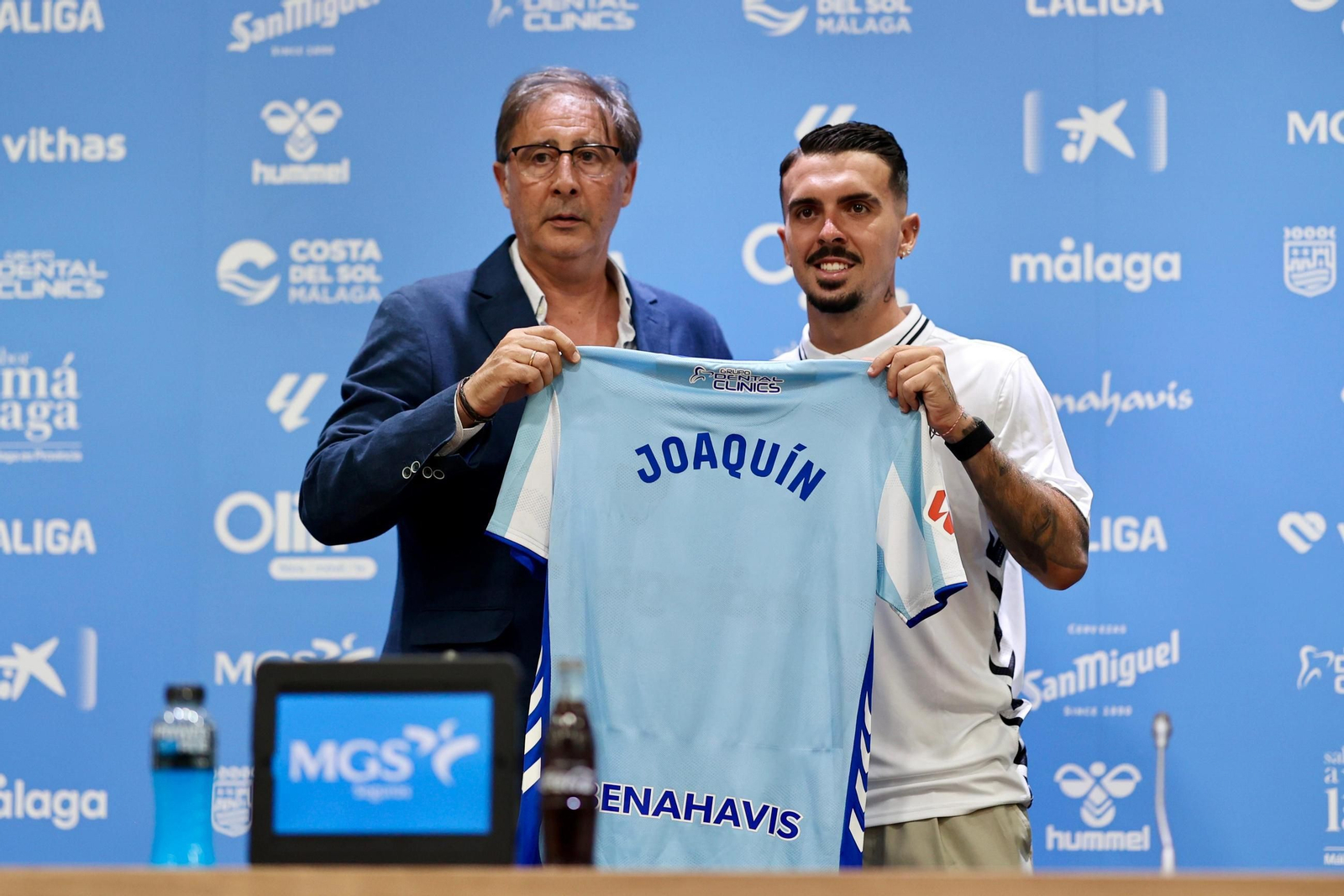 Joaquín Muñoz, radiante y con su gente en su primer día de malaguista