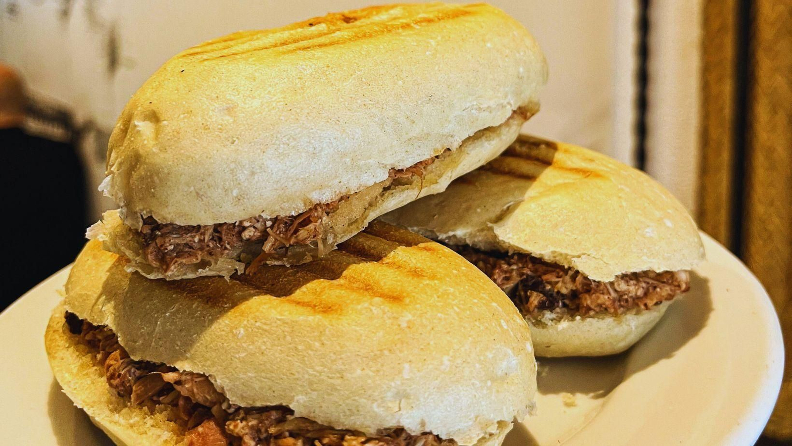 Un montadito de pringá.