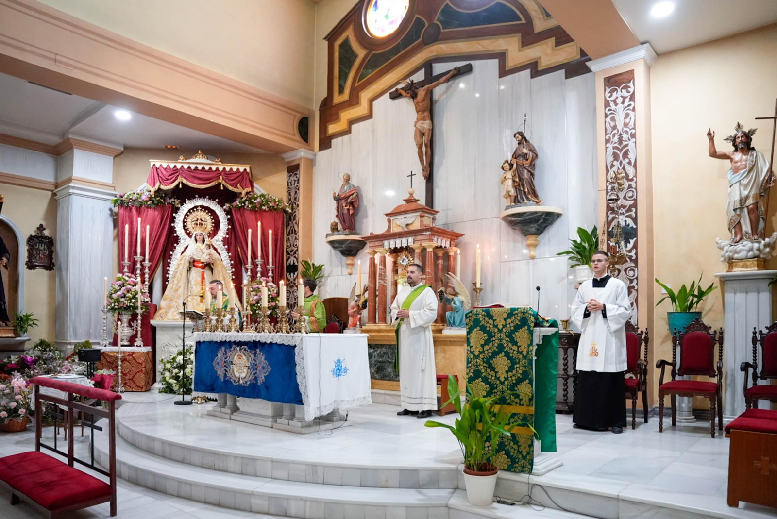 Las imágenes del la misa en Macael ofrecida por los niños y familias