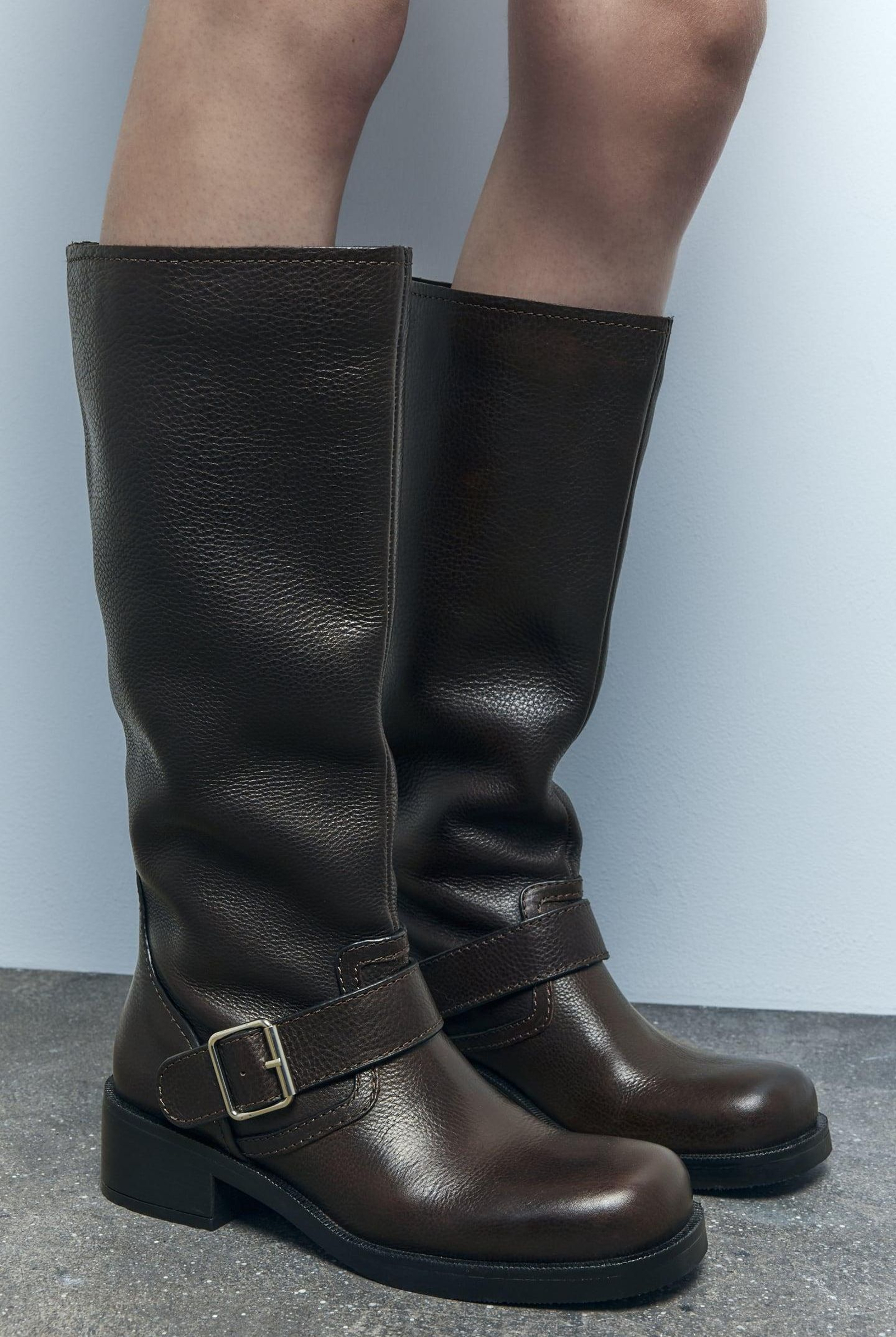 Botas de piel planas de Zara.