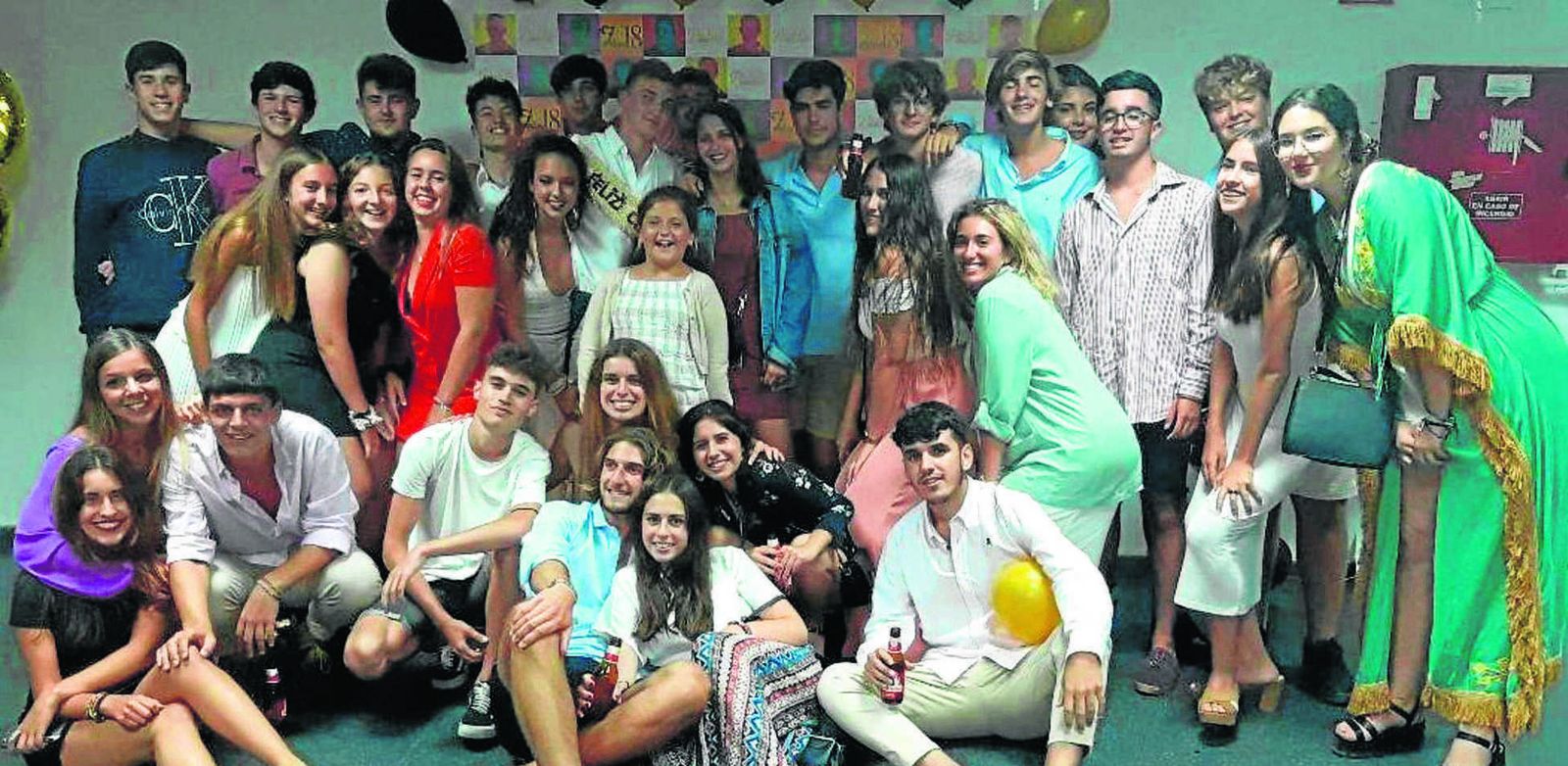 El anfitrión Pablo Rojo de San Laureano, durante el festejo en el Club Álcazar, con motivo de su mayoría de edad. Entre ellos sus hermanos Cristina, Carla Rojo, Nacho Granados,  Guillermo  y Carolina González, Mikel Salazar, Nacho Estrella y Pedro Barona.