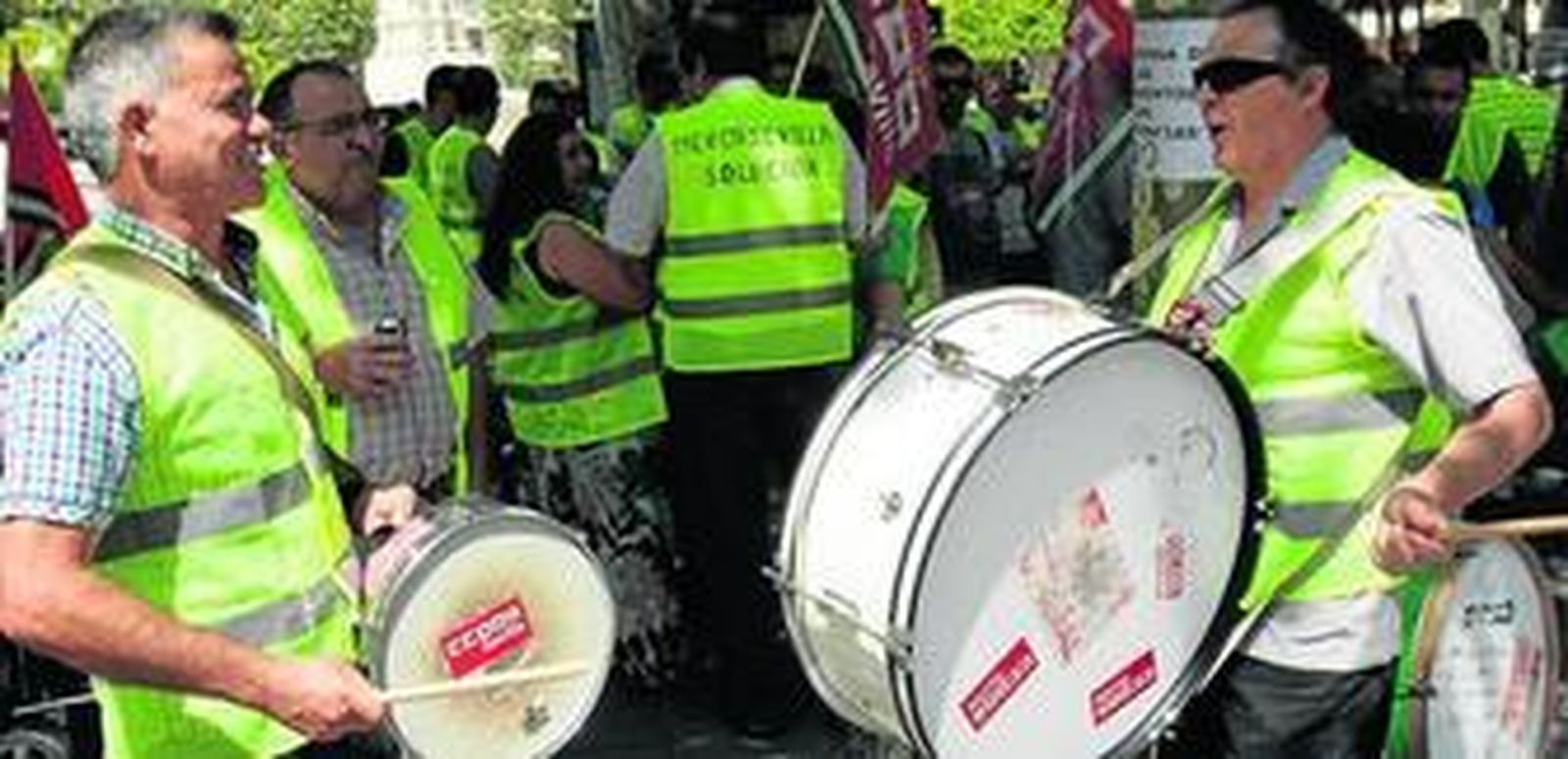Trabajadores de Mercasevilla protestaron ayer ante el Ayuntamiento junto a otros colectivos.
