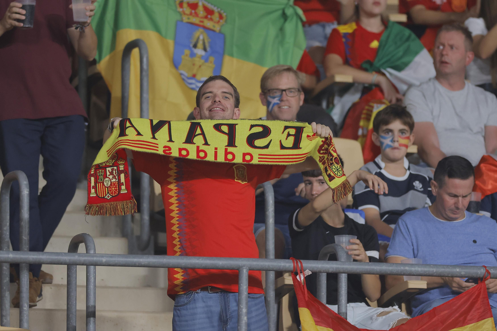 Búscate en las fotos del España-Escocia