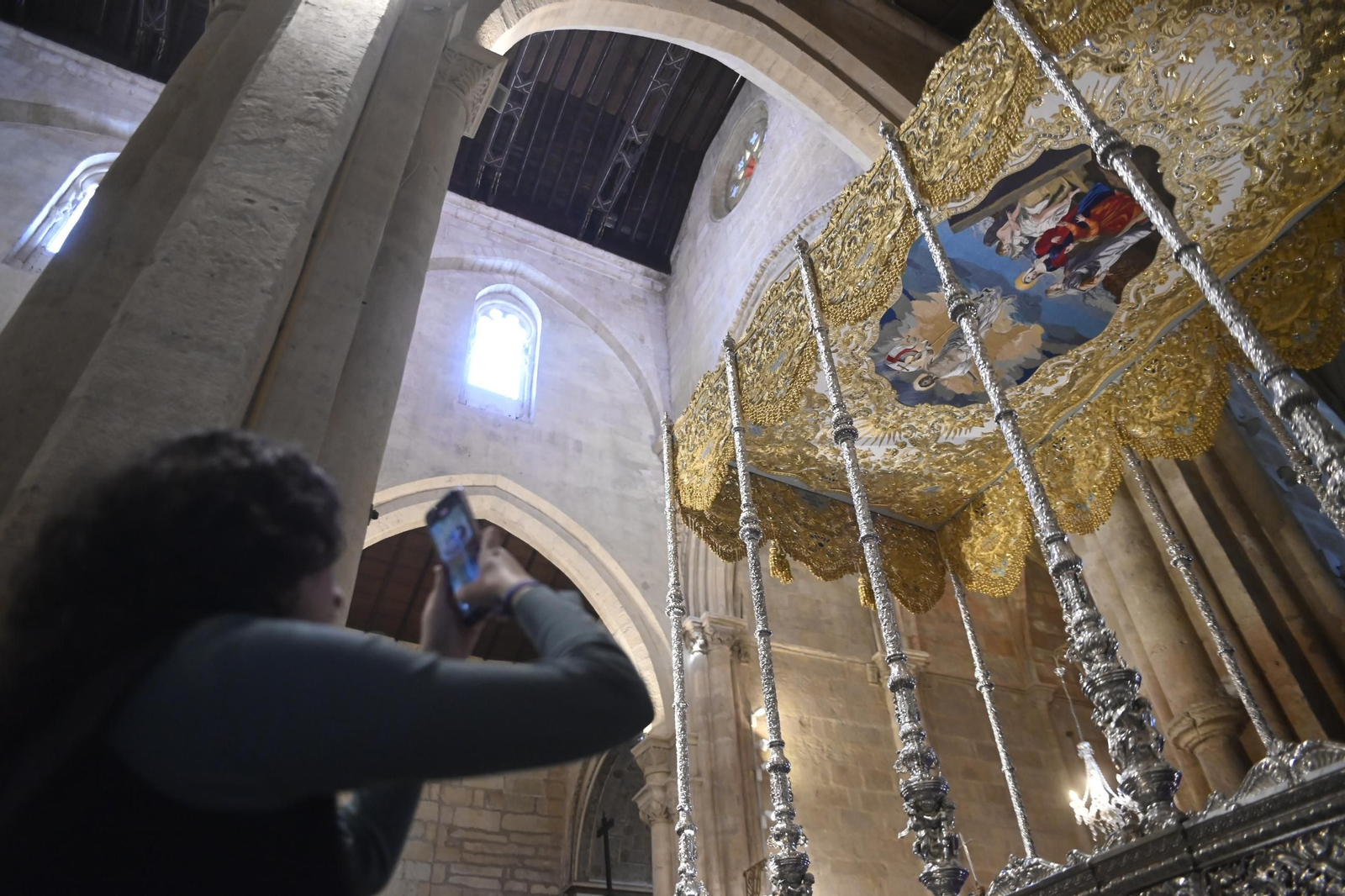 Las mejores imágenes del nuevo palio de la Virgen de la Alegría de Córdoba
