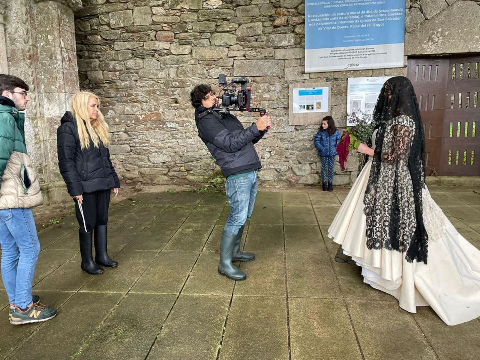 Nieves Gómez muy atenta antes de la grabación de una de las escenas de la película.