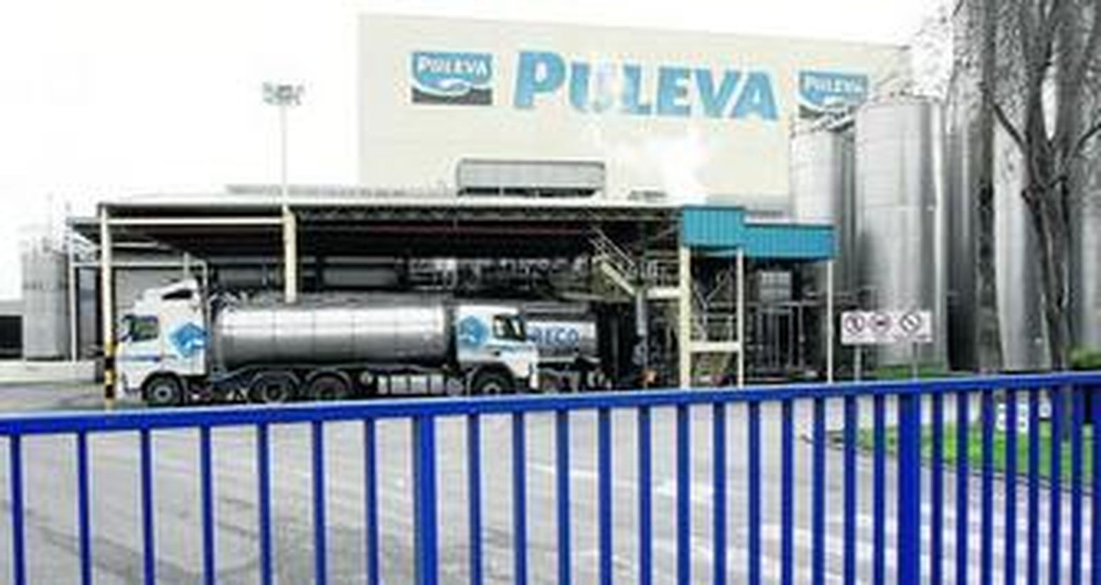 Estado en el que se encontraba ayer la planta que Puleva tiene en Alcalá de Guadaíra.