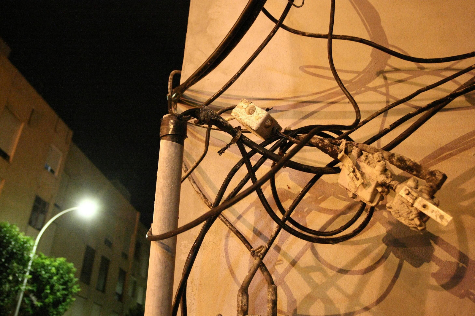 La fachada de una vivienda en la que pueden verse distintos cables de suministro.