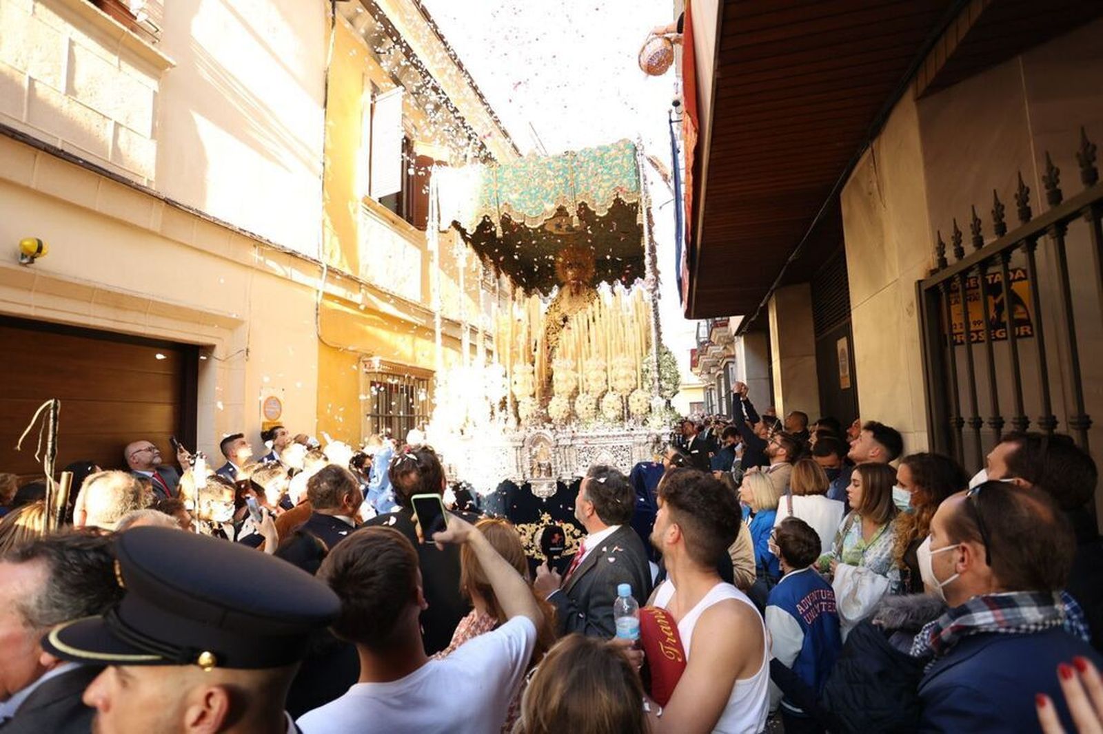 El palio de La Amargura, recibiendo una petalada