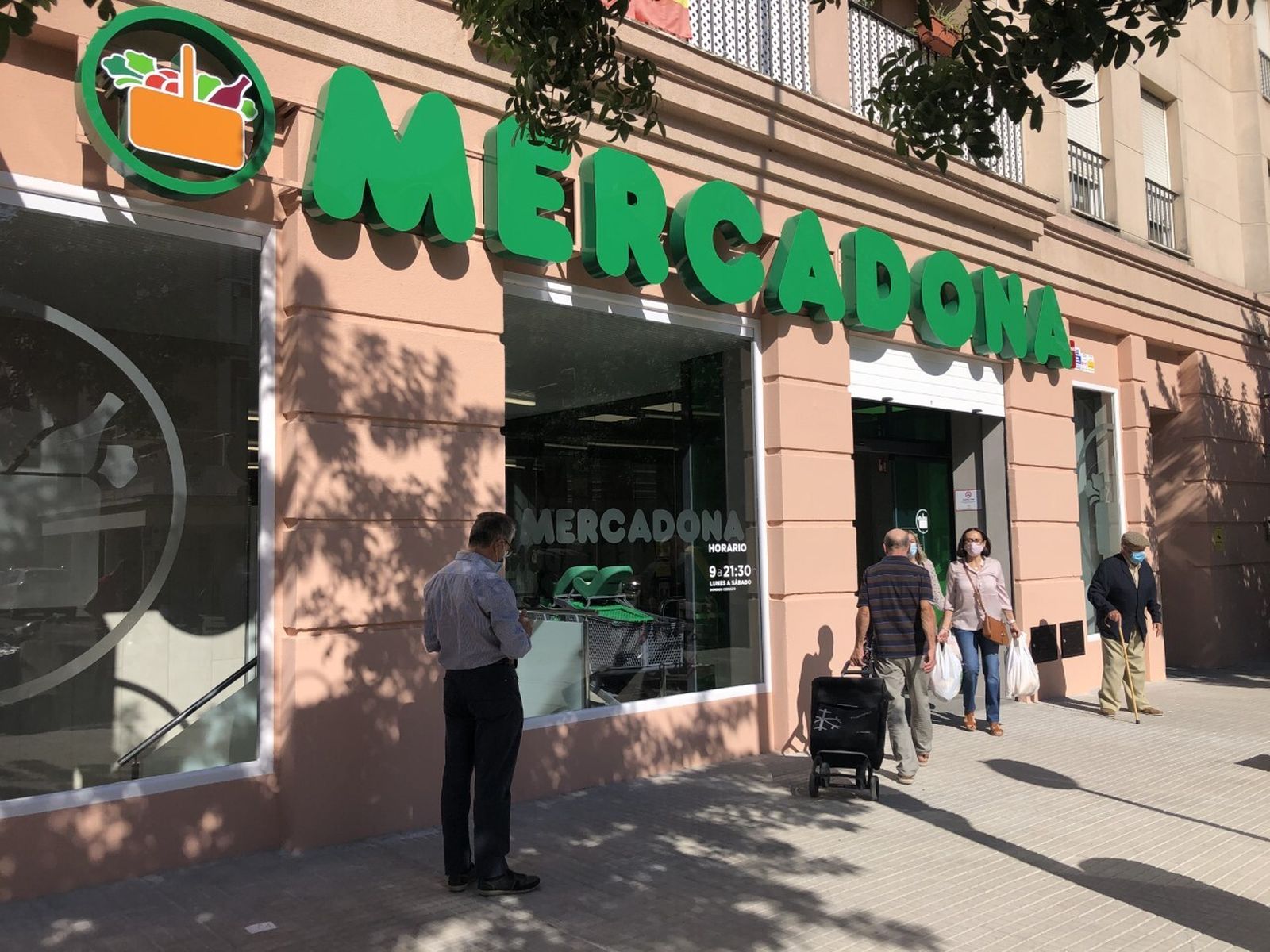 Fachada de la tienda de Mercado en la calle María Antonía de Jesús Tirado
